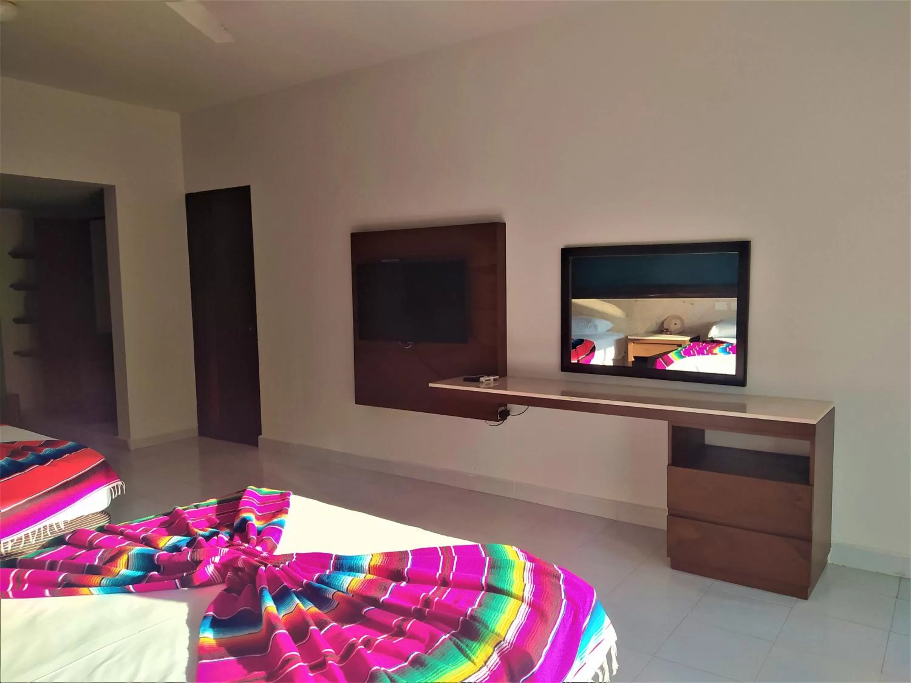 TV and multimedia, Bed in Hotel Mariachi by Kavia 5th Av