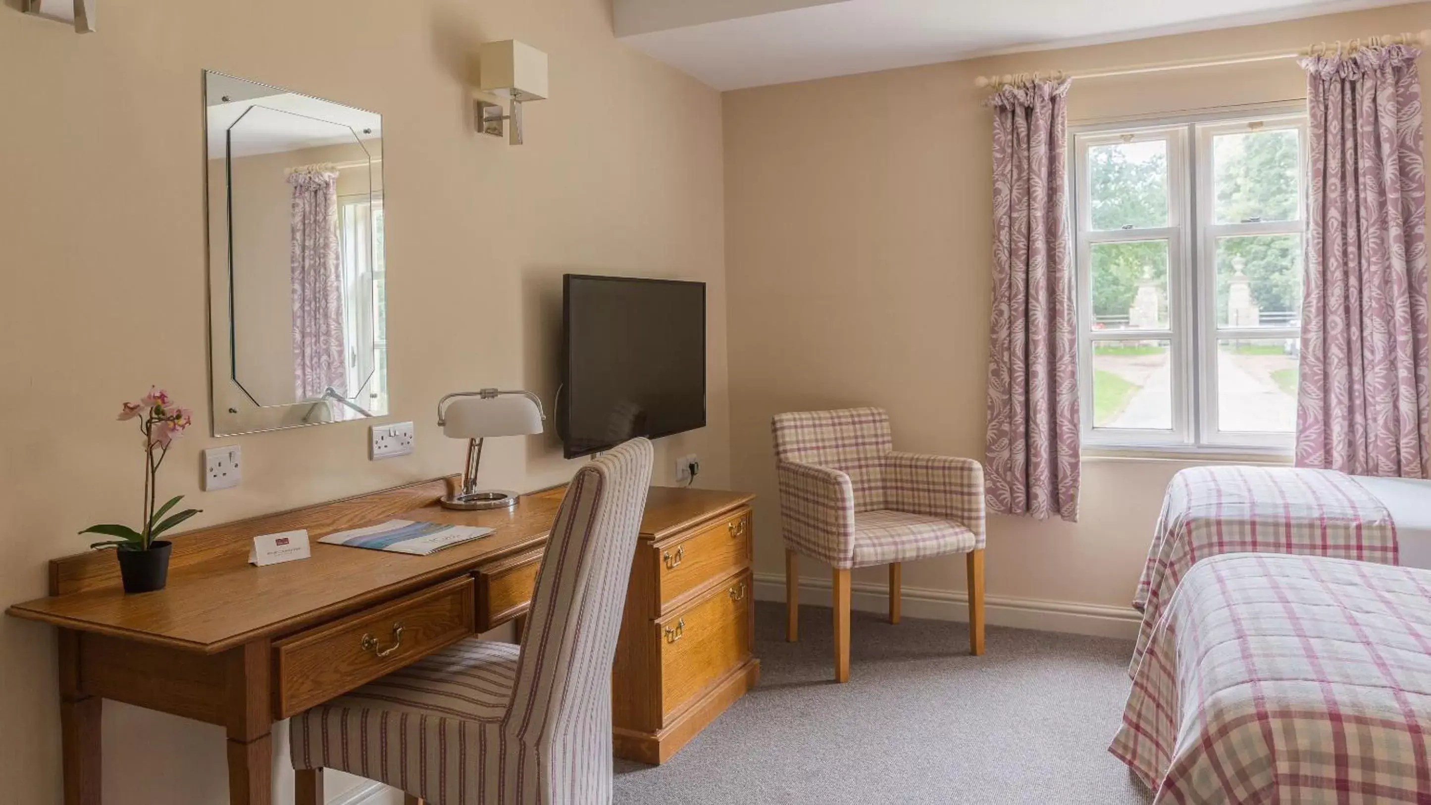 Photo of the whole room, TV/Entertainment Center in Muthu Clumber Park Hotel and Spa