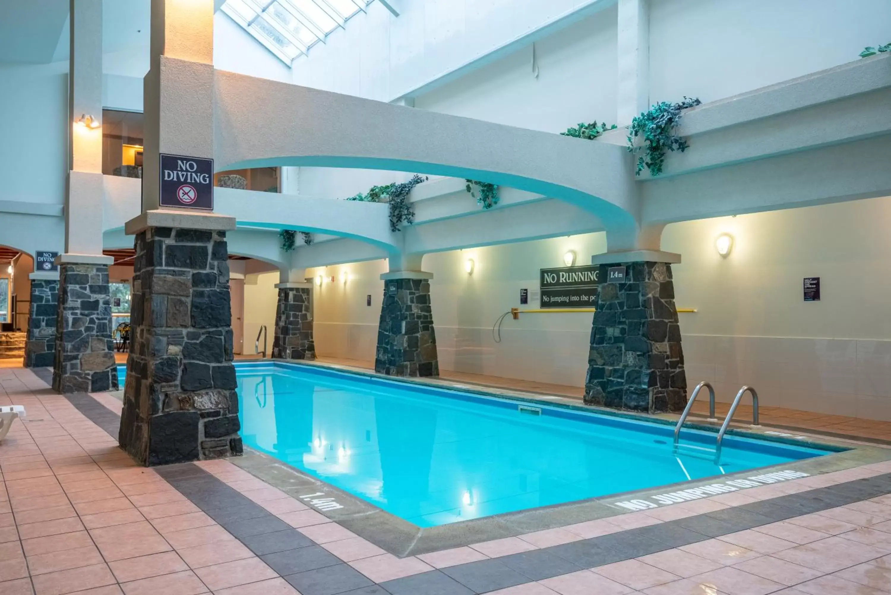 Swimming pool in The Rundlestone Lodge