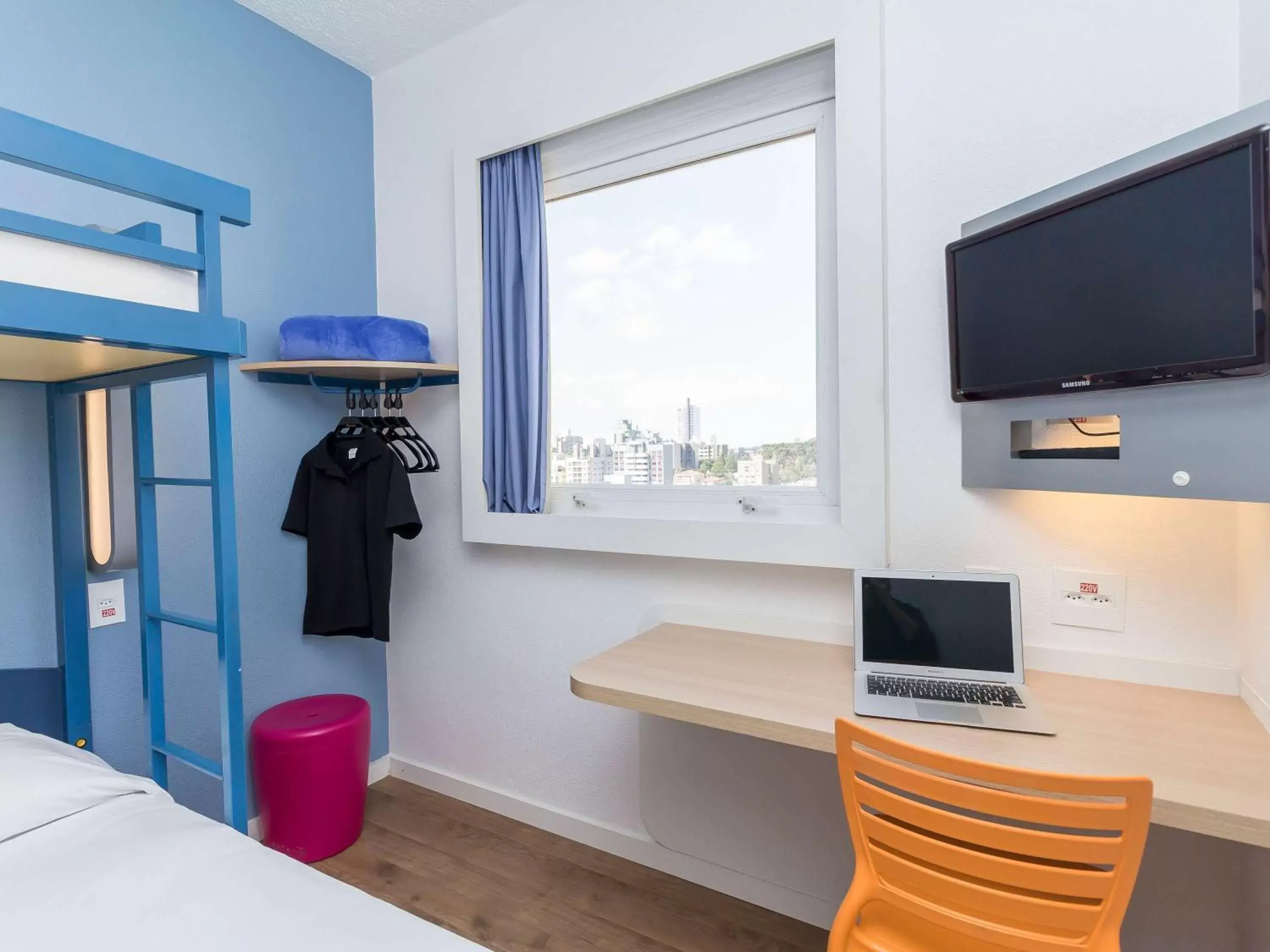 Bedroom, TV/Entertainment Center in ibis budget Curitiba Centro