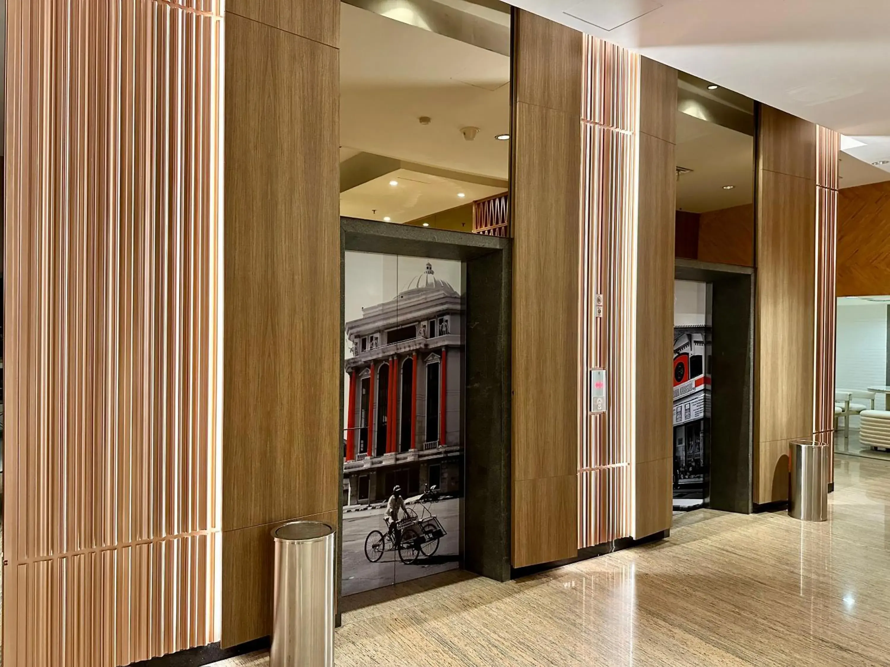 Lobby or reception in HARRIS Hotel & Conventions Gubeng Lobby or reception in HARRIS Hotel & Conventions Gubeng