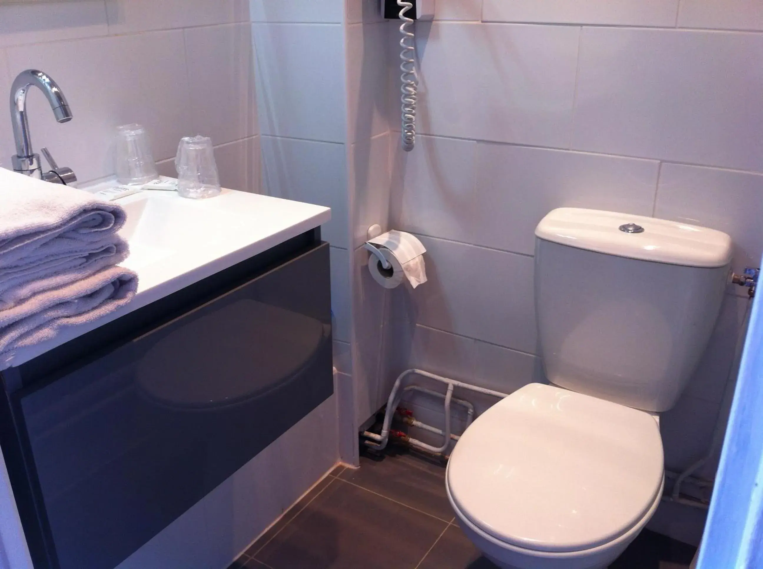 Toilet, Bathroom in Grand Hôtel Magenta