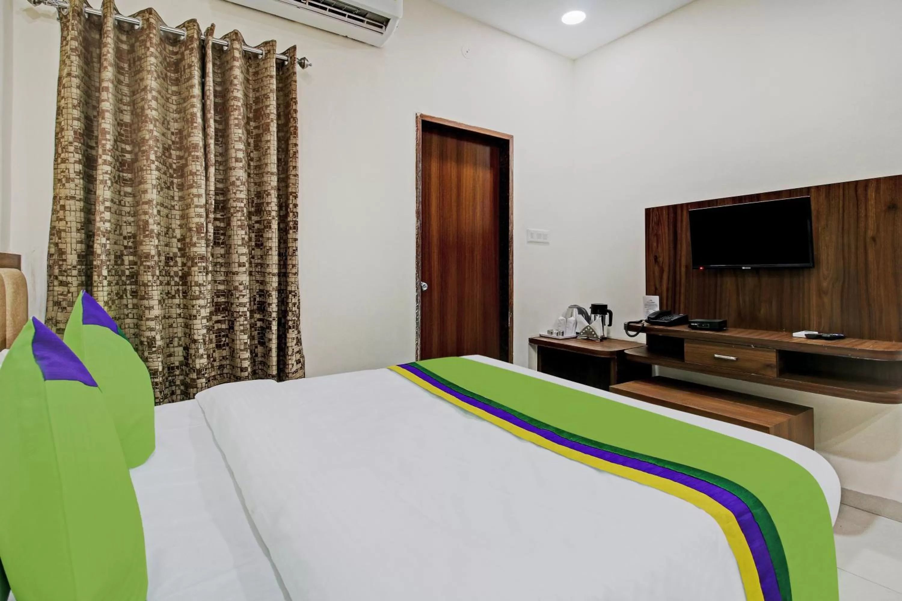 Bedroom, Bed in Treebo Krishna Regency ISBT Bus Stop