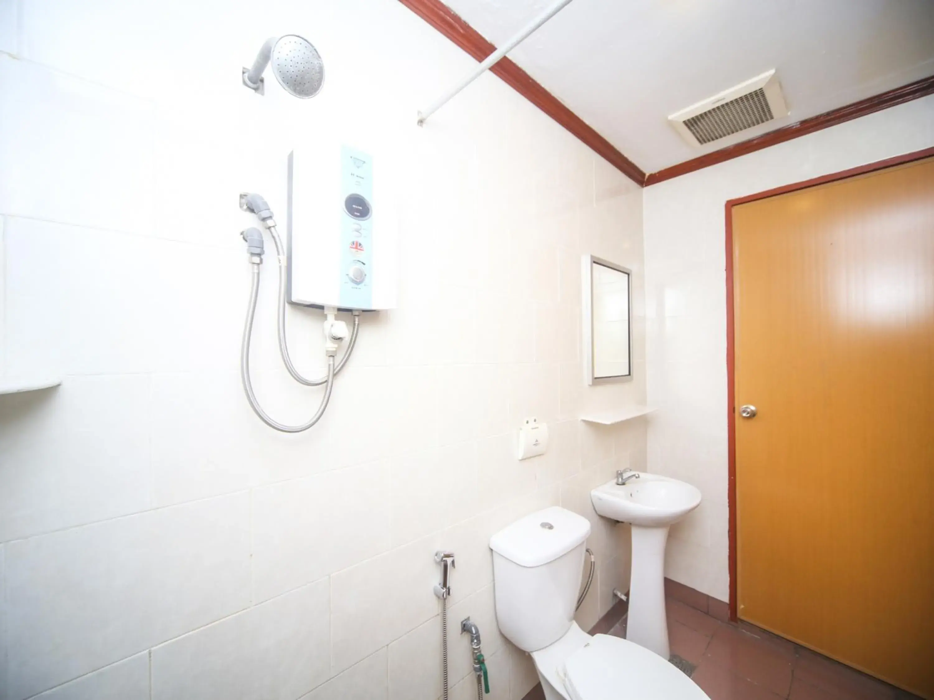 Bathroom in OYO 1027 Hotel London