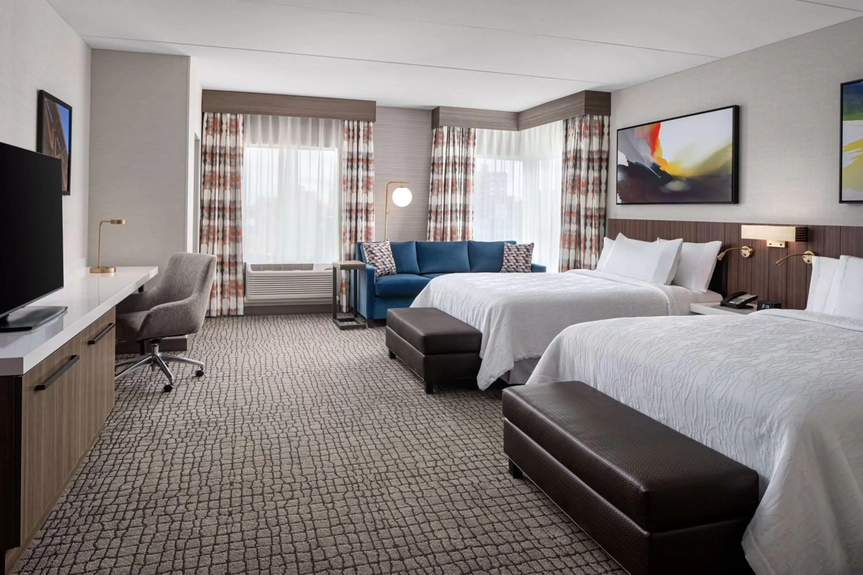Living room, Bed in Hilton Garden Inn Camden Waterfront Philadelphia