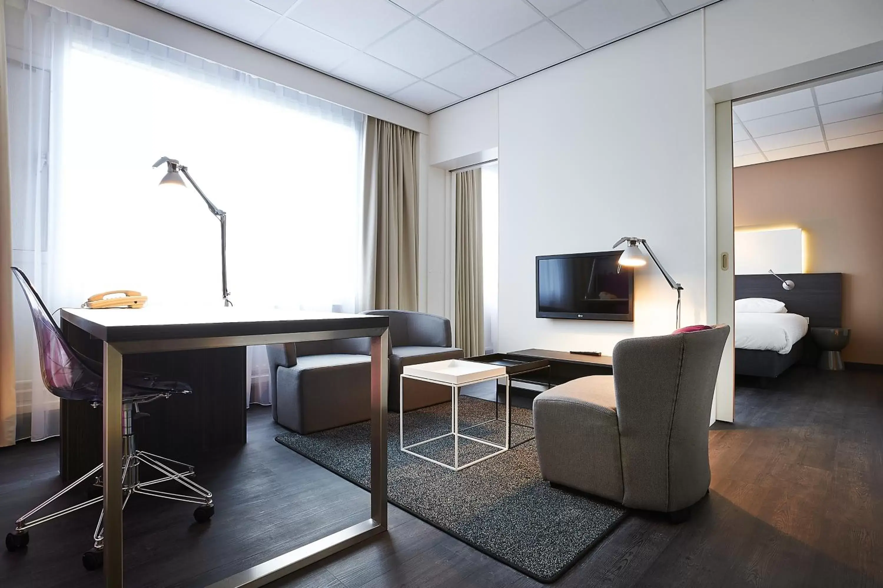 Living room, TV/Entertainment Center in Postillion Hotel Dordrecht