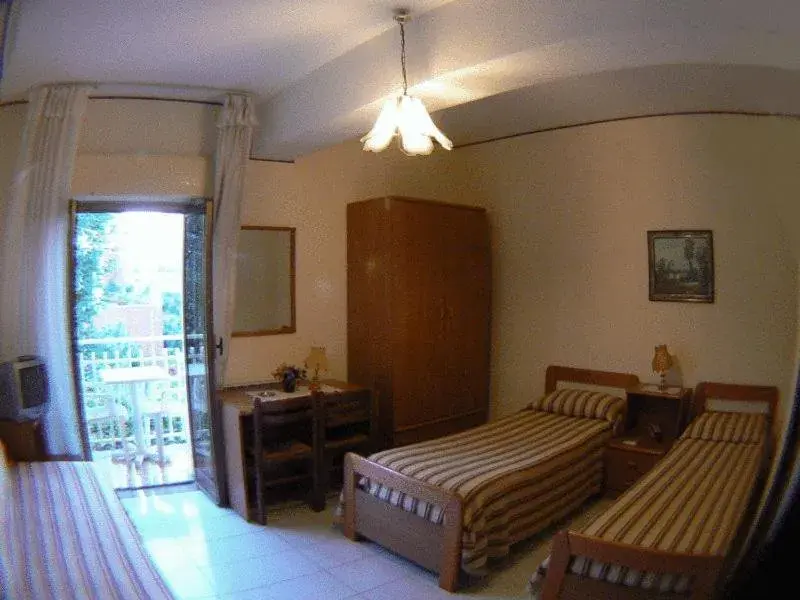 Bedroom, Bed in Hotel Eliseo