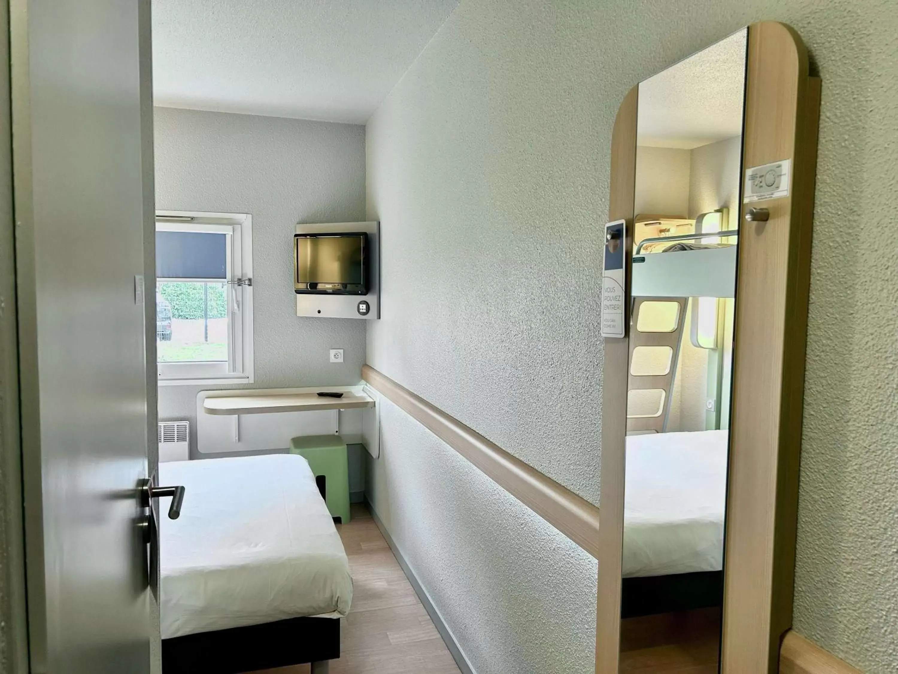 Bedroom, Bathroom in ibis Budget Beaune