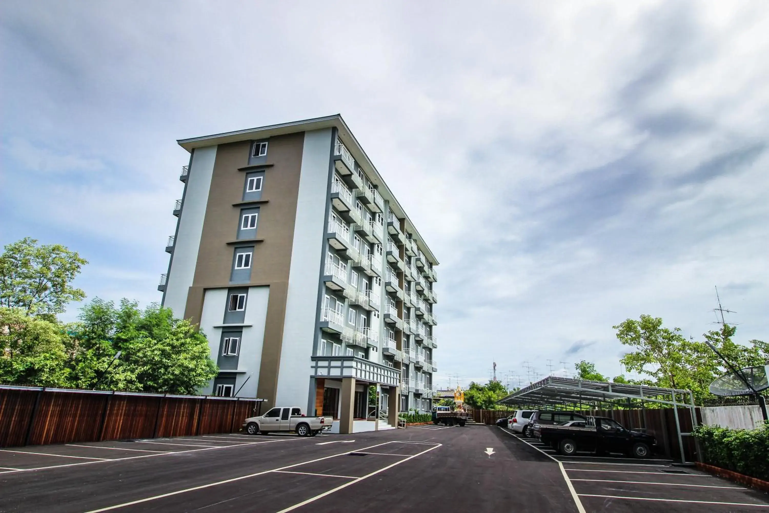 Facade/entrance in Tai-Shan Suites Facade/entrance in Tai-Shan Suites