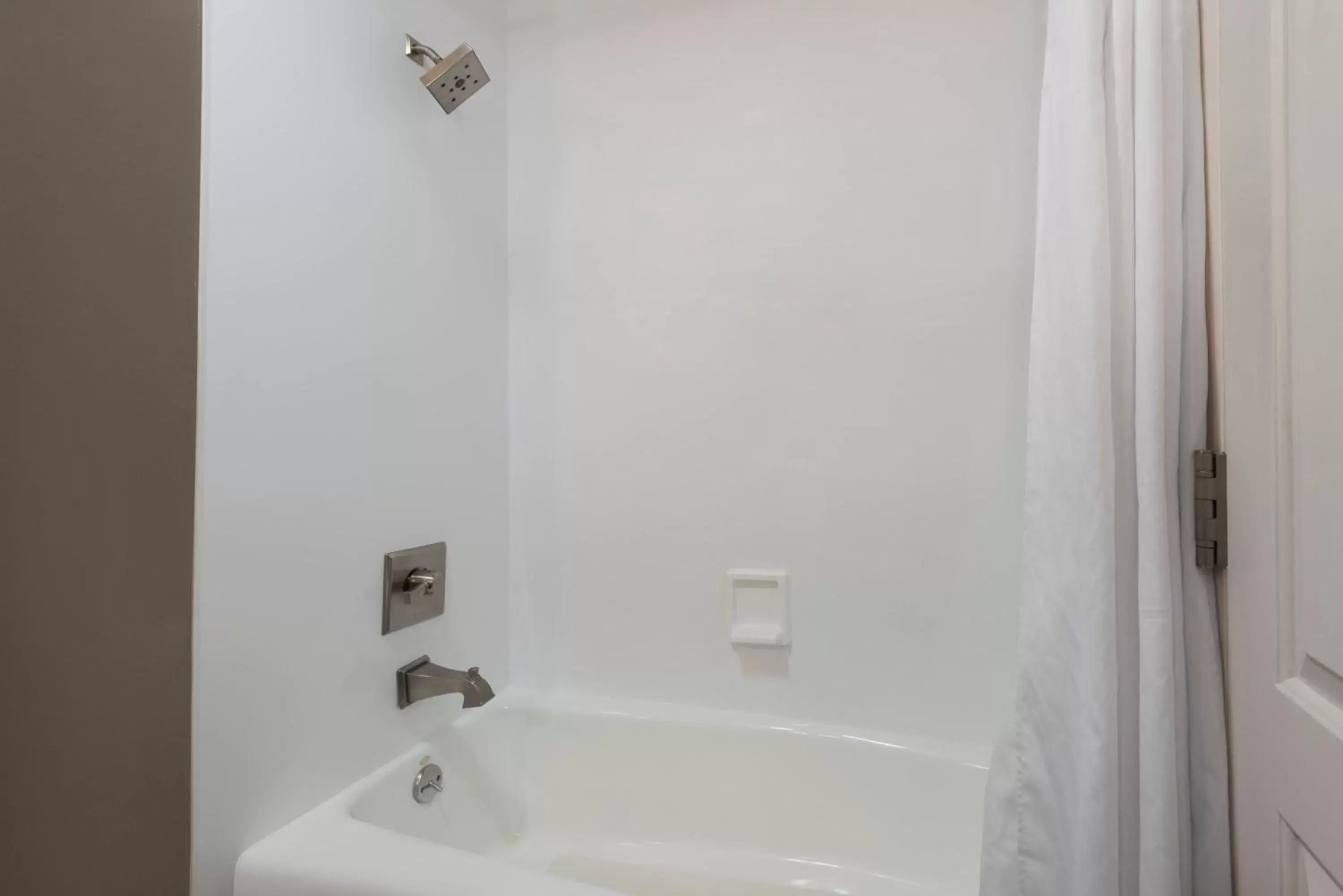 Shower, Bathroom in Hotel 1550 - SFO Airport West