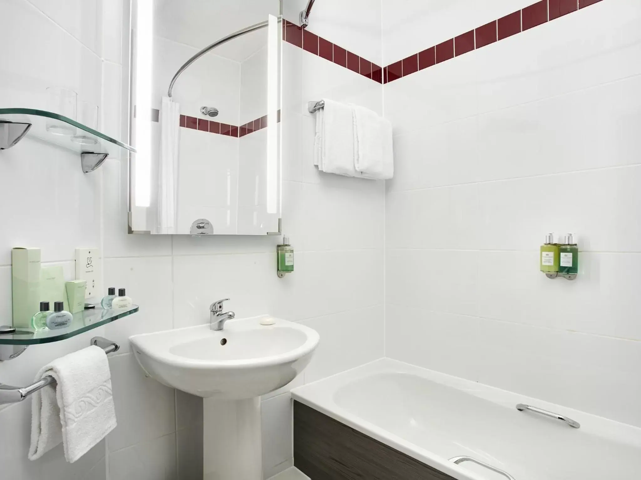 Shower, Bathroom in Leonardo Hotel Liverpool - formerly Jurys Inn