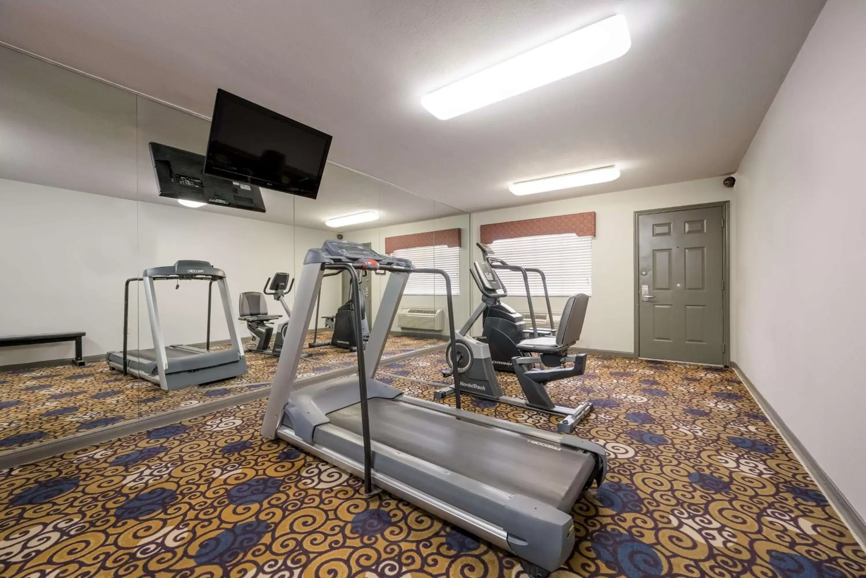 Spa and wellness centre/facilities, Fitness Center/Facilities in SureStay Hotel by Best Western Deer Park