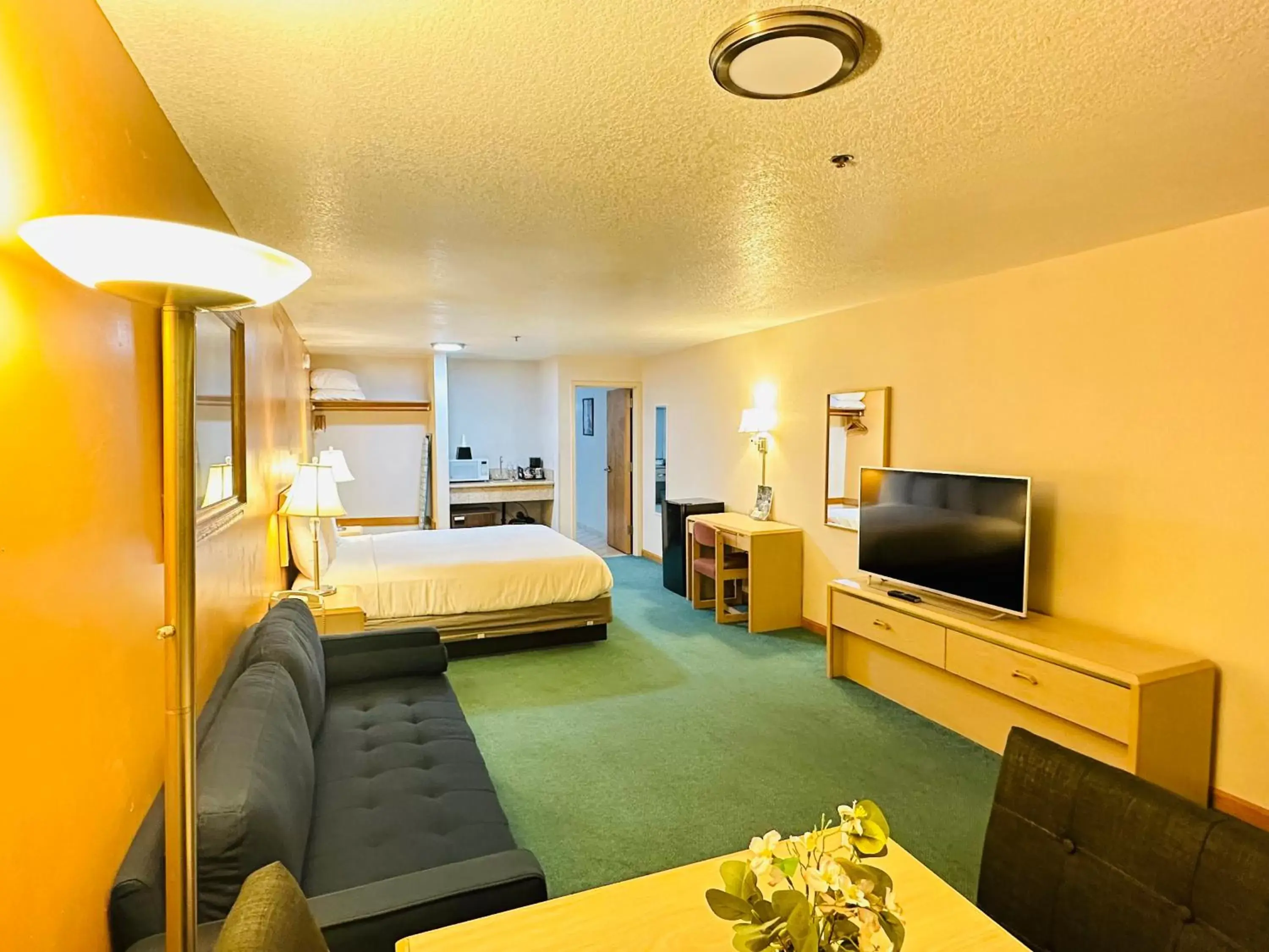 Bedroom, TV/Entertainment Center in Timberland Inn & Suites