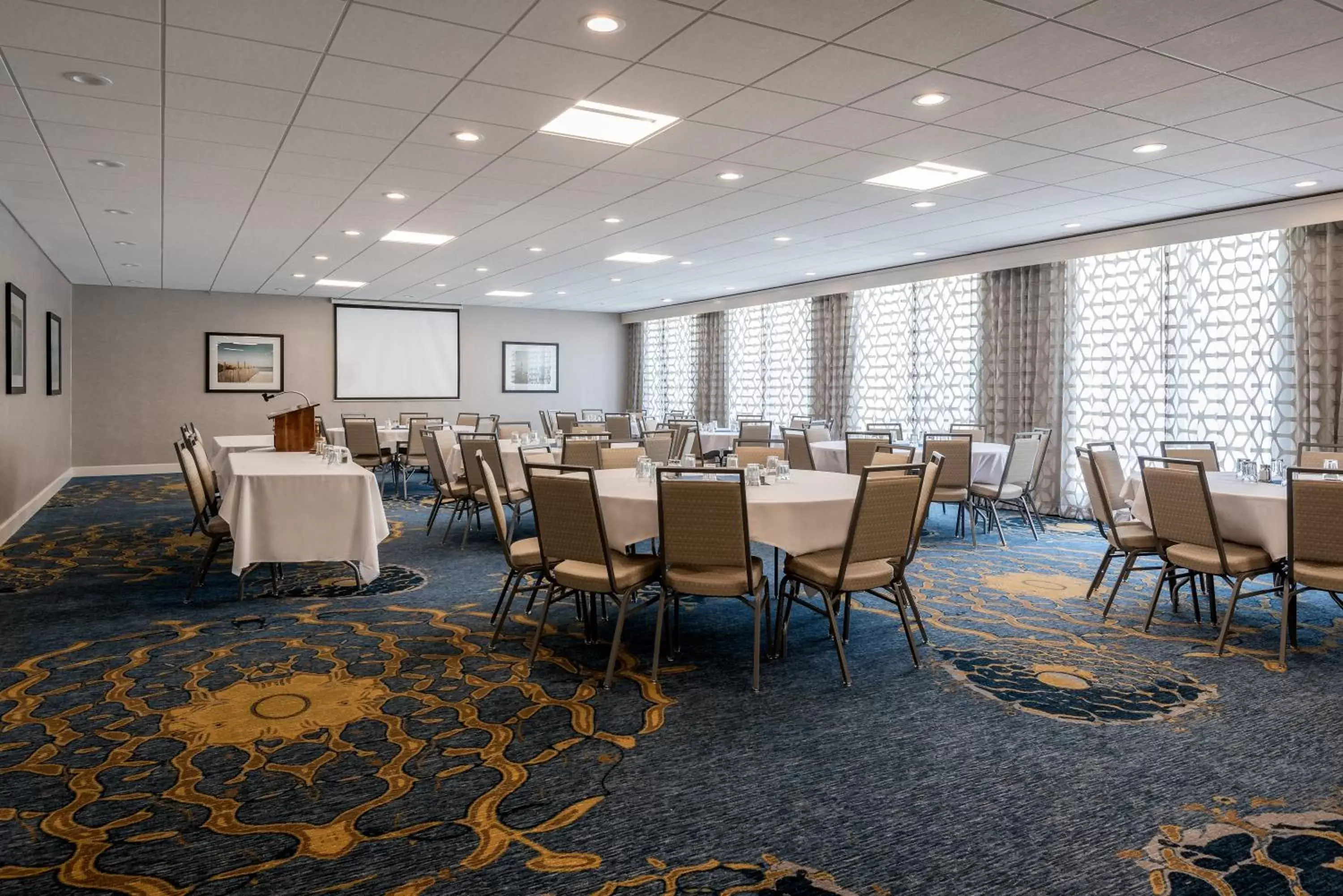 Meeting/conference room, Restaurant/Places to Eat in Holiday Inn South Kingstown-Newport Area, an IHG Hotel