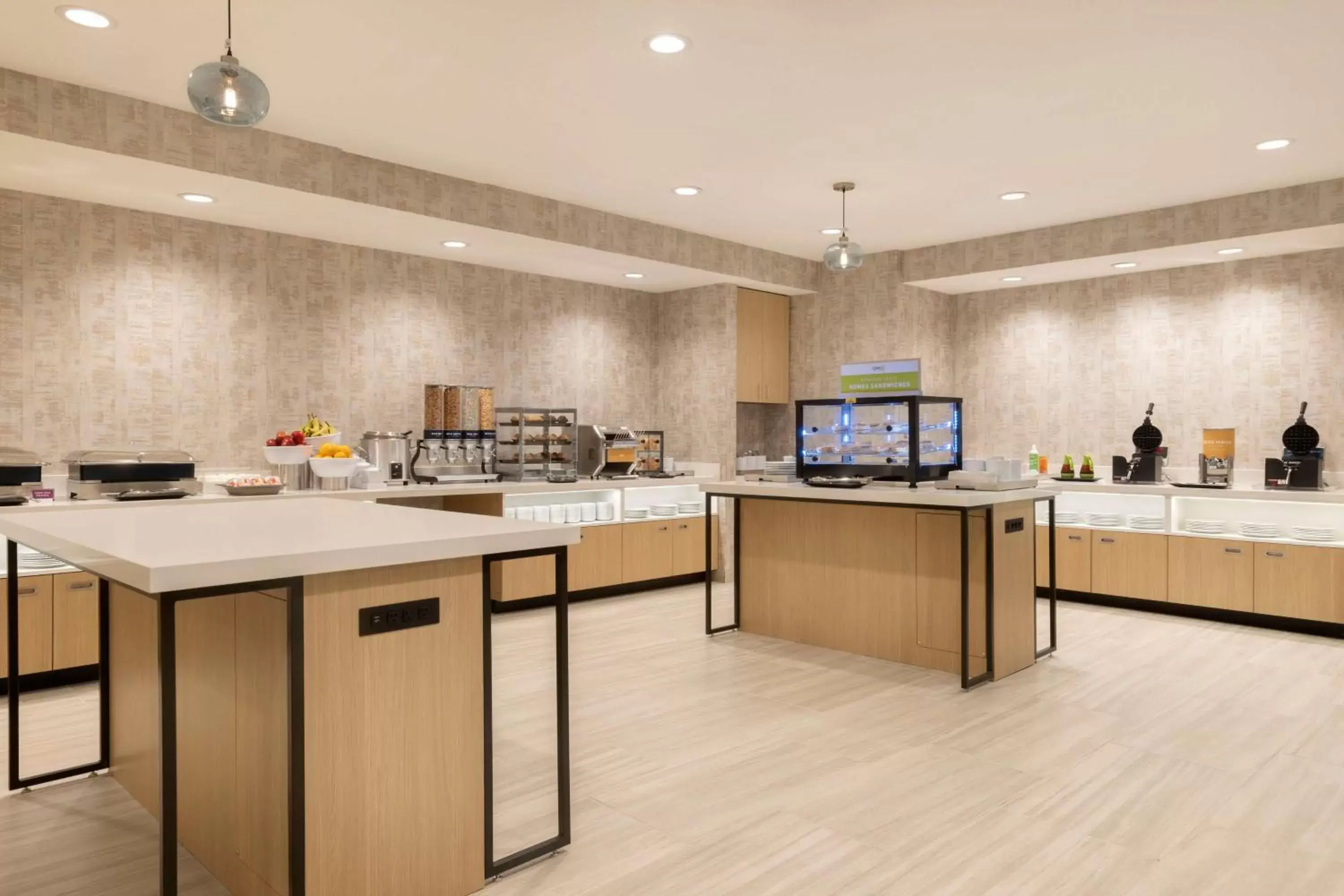 Breakfast, Kitchen/Kitchenette in Home2 Suites By Hilton Clovis