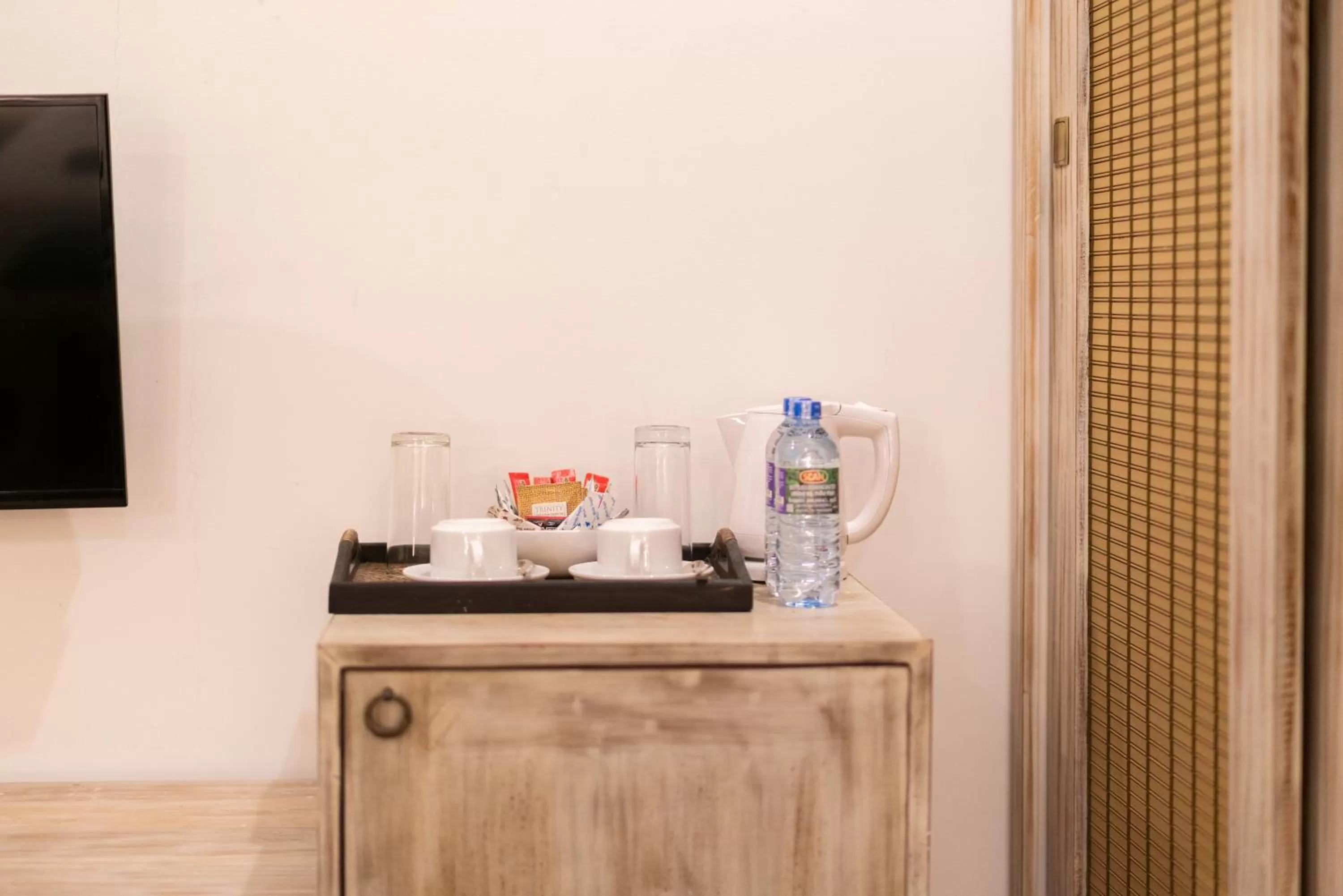 Coffee/tea facilities in Triple O Six