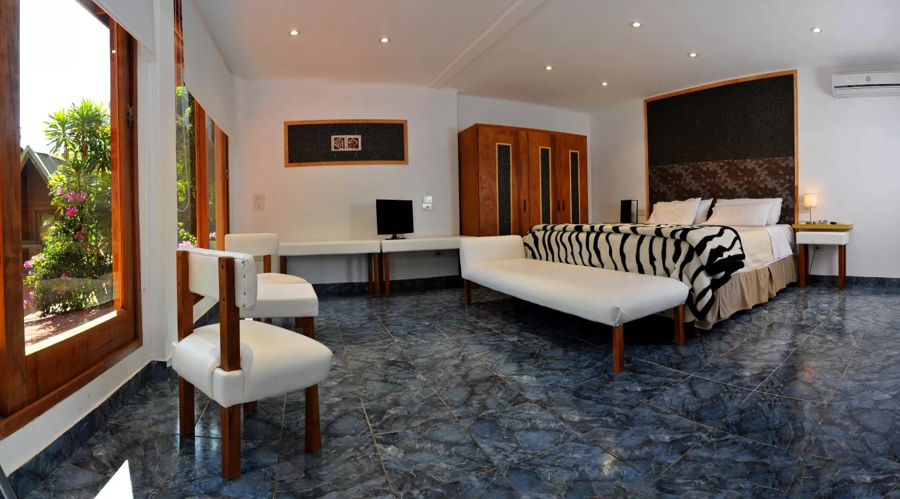 Bed, Seating Area in Boutique Hotel De La Fonte & Restaurant