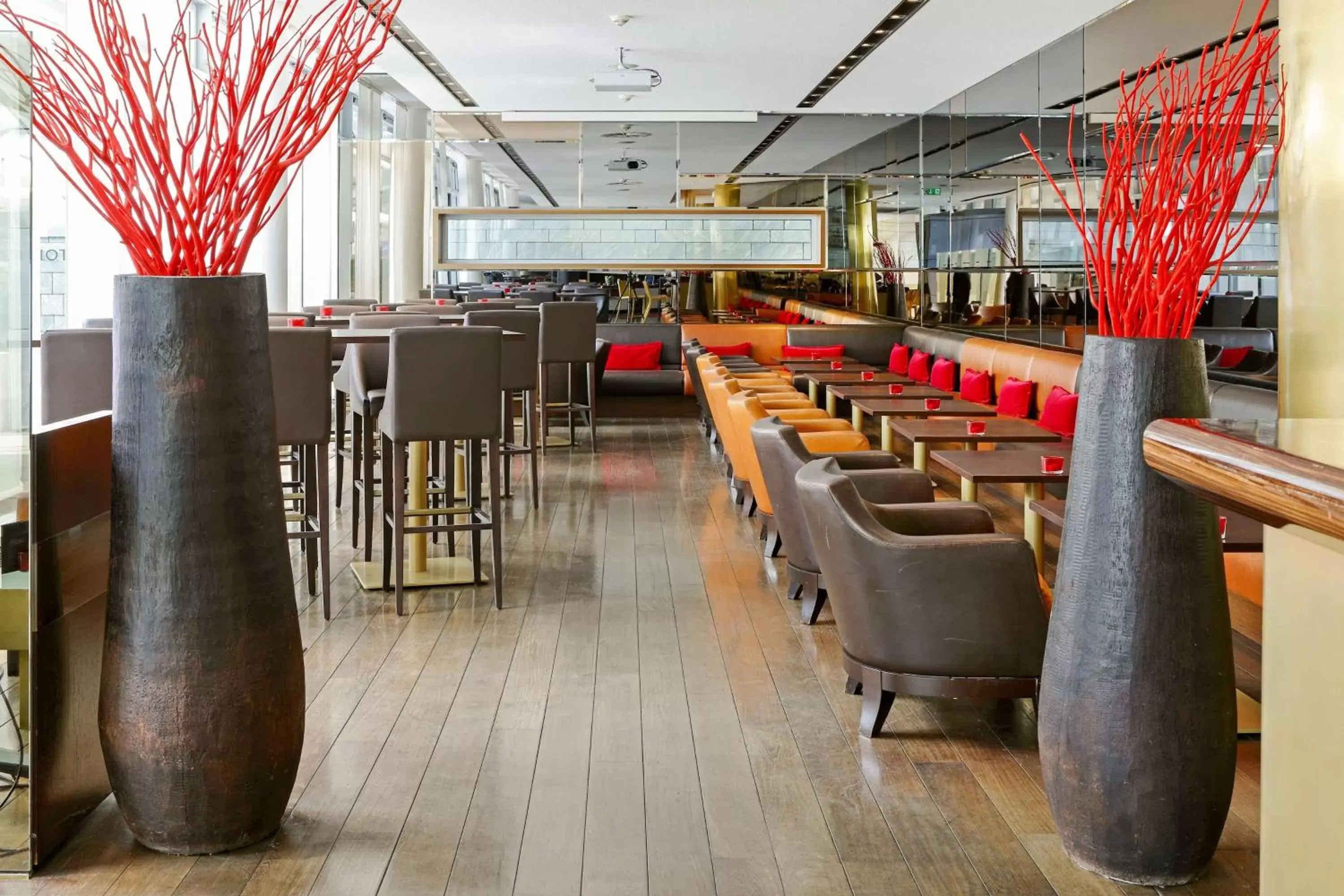 Lounge or bar, Restaurant/Places to Eat in Radisson Blu Media Harbour Hotel, Düsseldorf