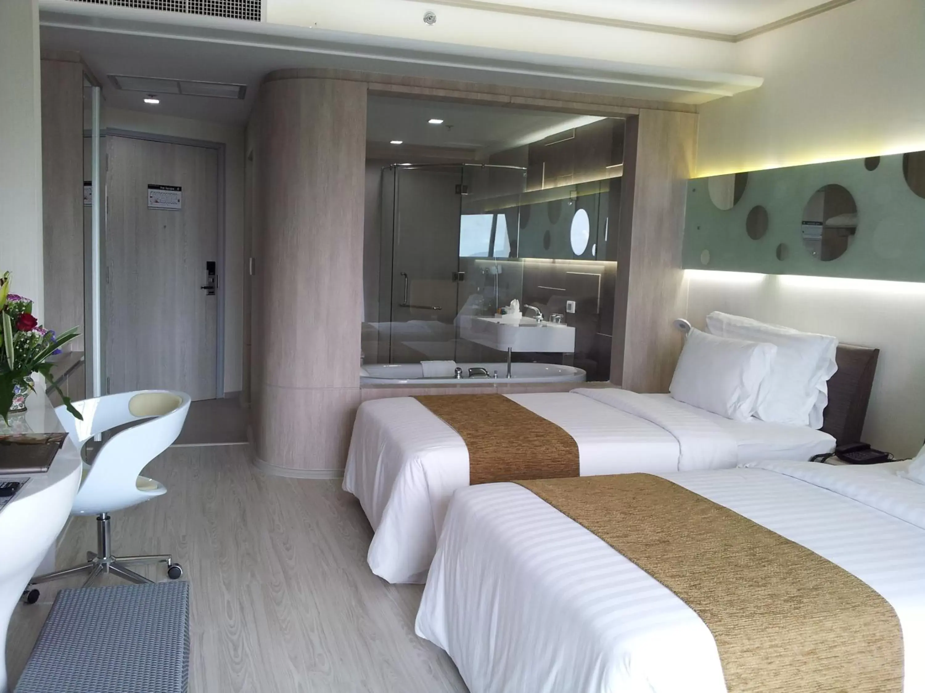 Photo of the whole room, Bed in Pattaya Discovery Beach Hotel - SHA Extra Plus