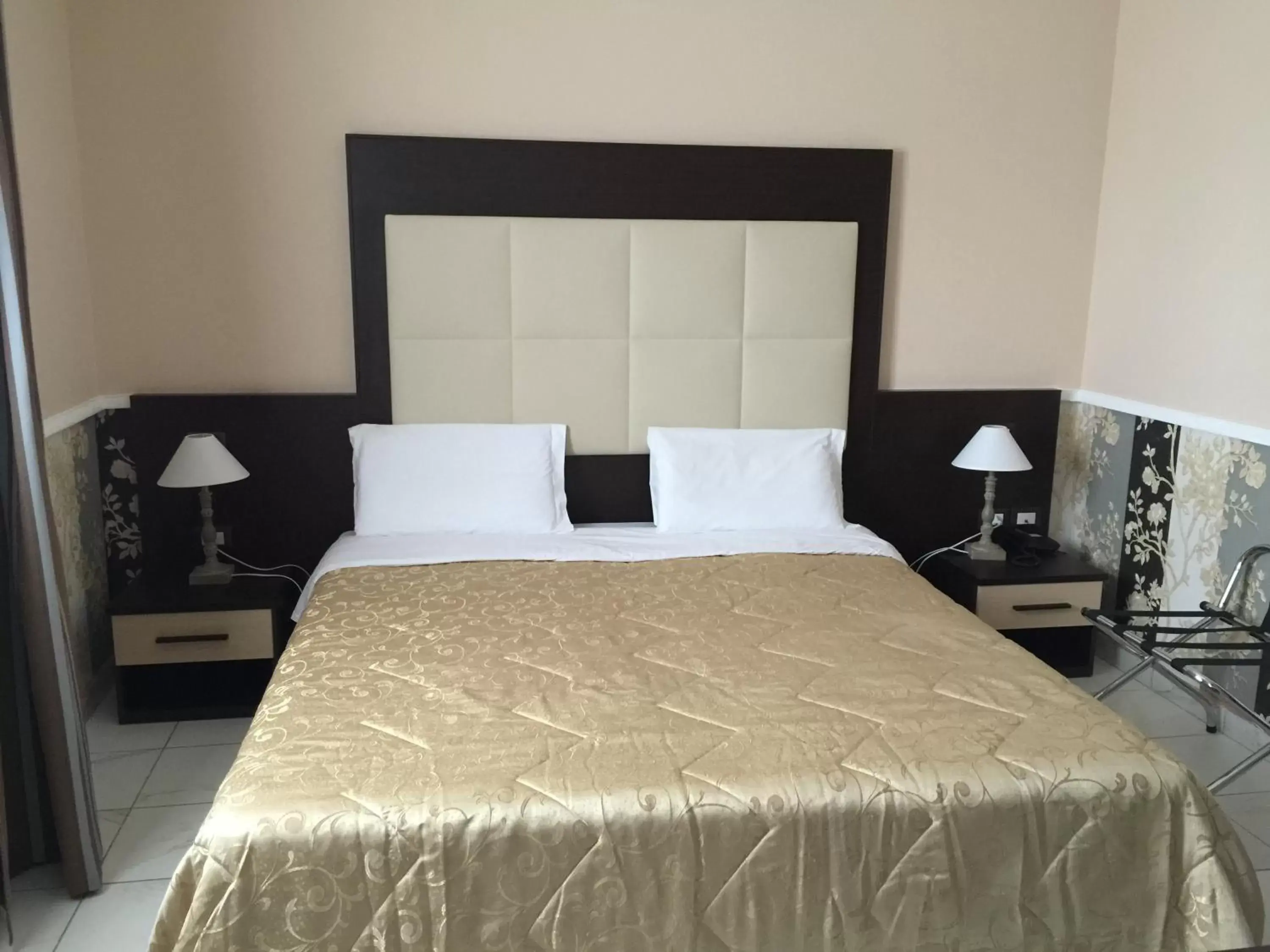 Photo of the whole room, Bed in Hotel De La Ville Relais