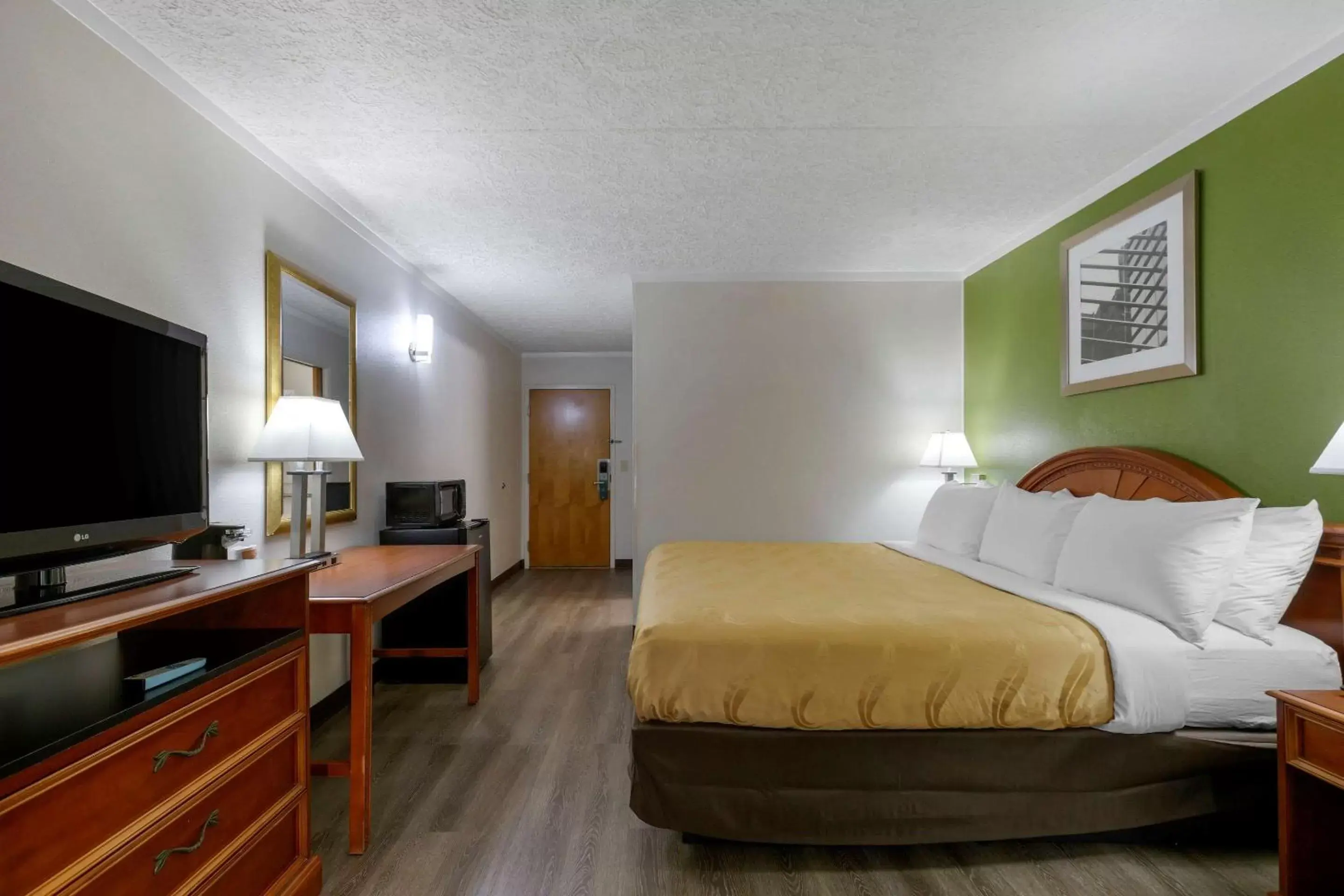 Bedroom, Bed in Quality Inn - Roxboro South