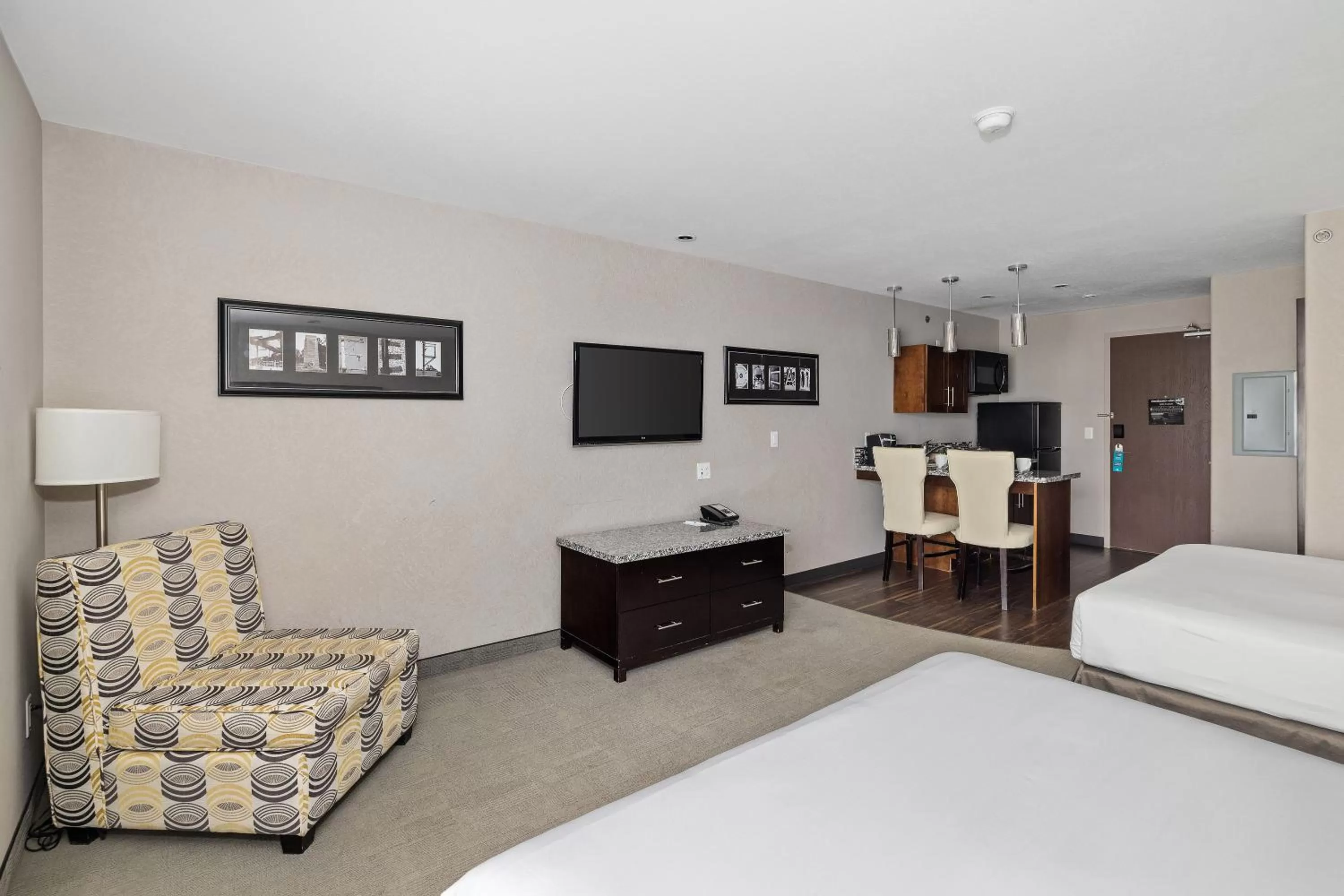 Seating area, Bed in Home Inn & Suites Yorkton