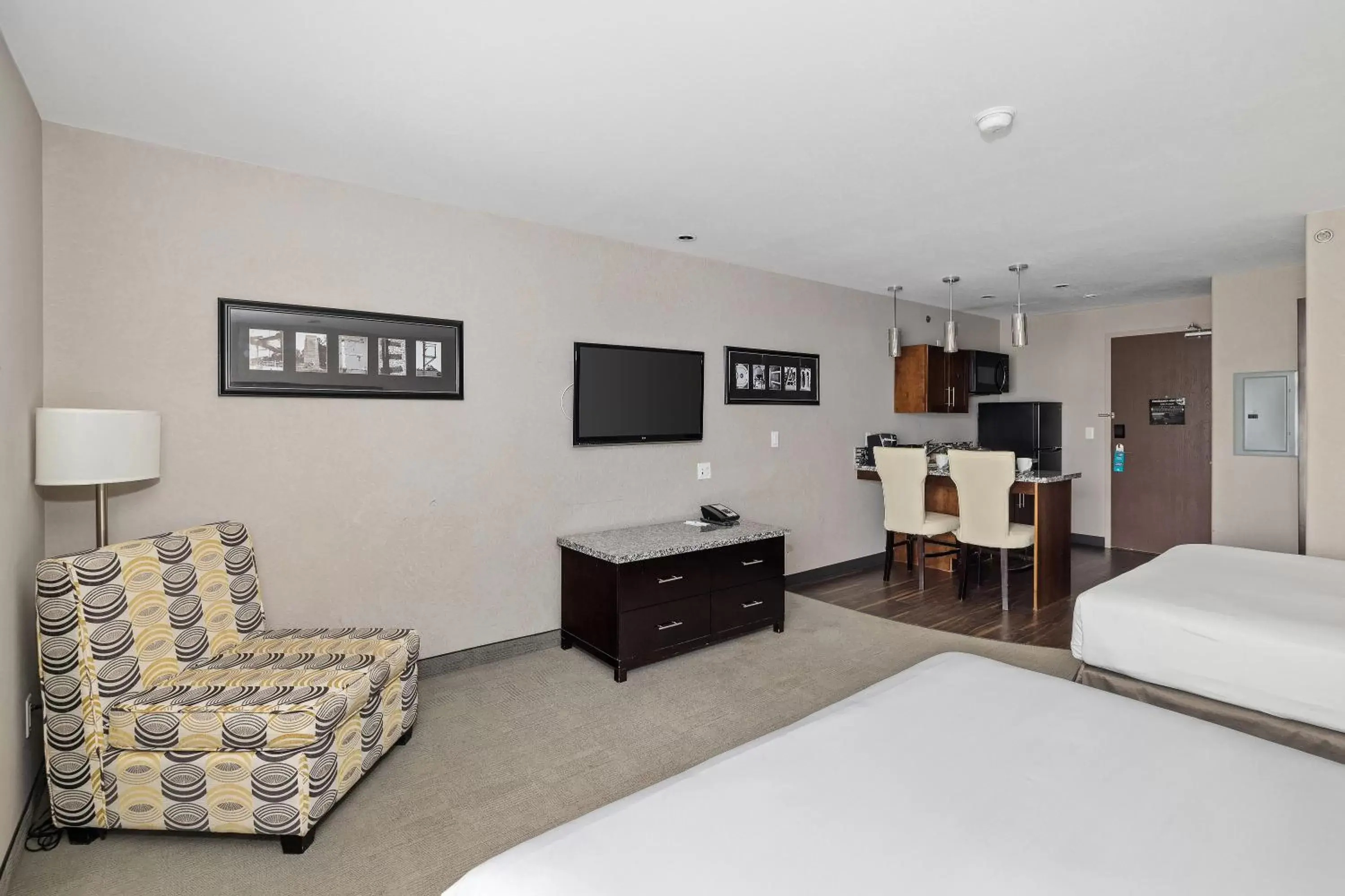 Seating area, TV/Entertainment Center in Home Inn & Suites Yorkton