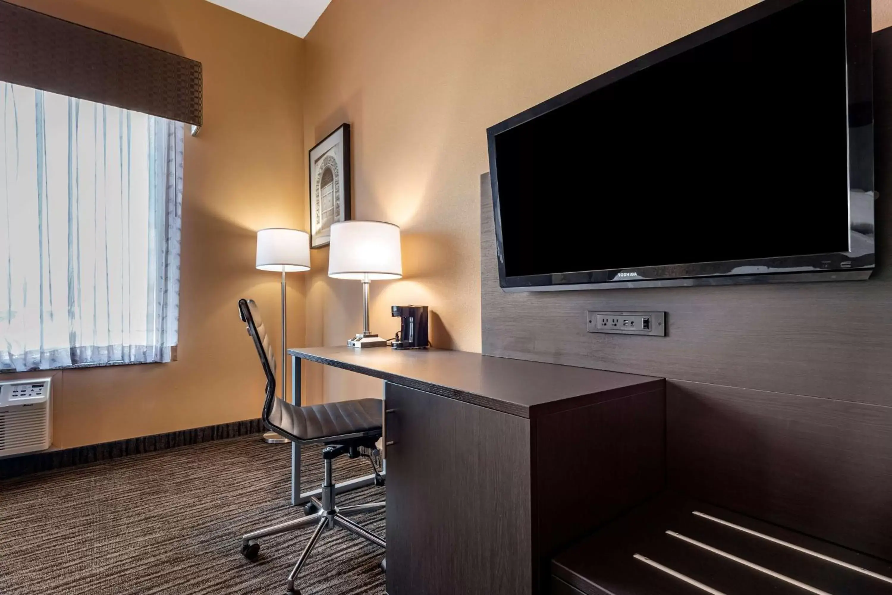 Photo of the whole room, TV/Entertainment Center in Best Western the Inn at the Fairgrounds