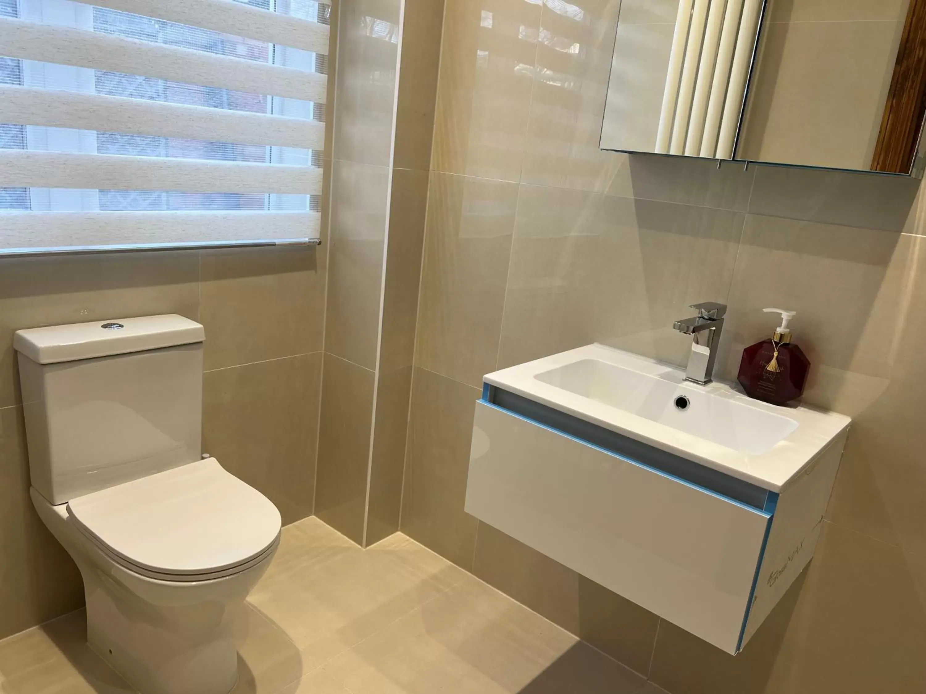 Bathroom in TJ Homes - Luxury Studio Suite with Garden View - Next to tube station London