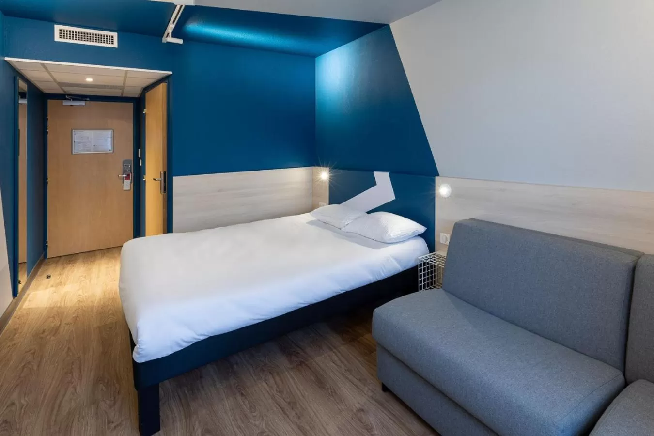 Bedroom, Bed in ibis Budget Millau Viaduc