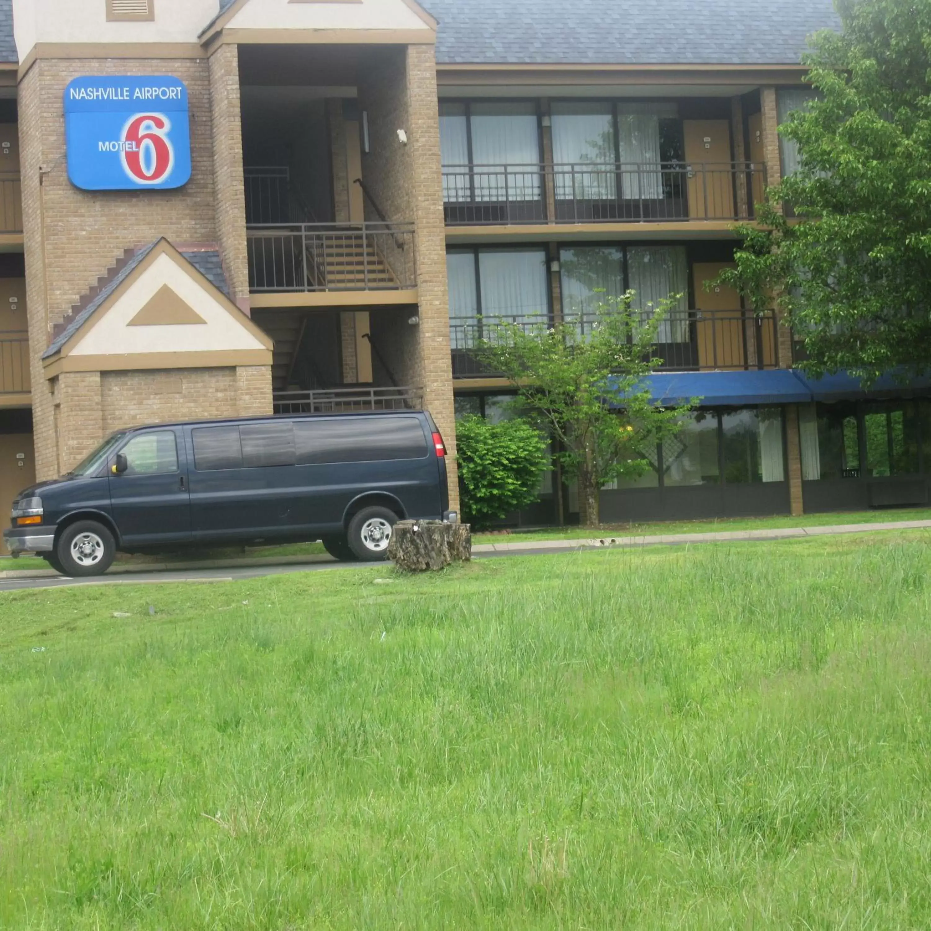 Facade/entrance, Property Building in Motel 6-Nashville, TN - Airport