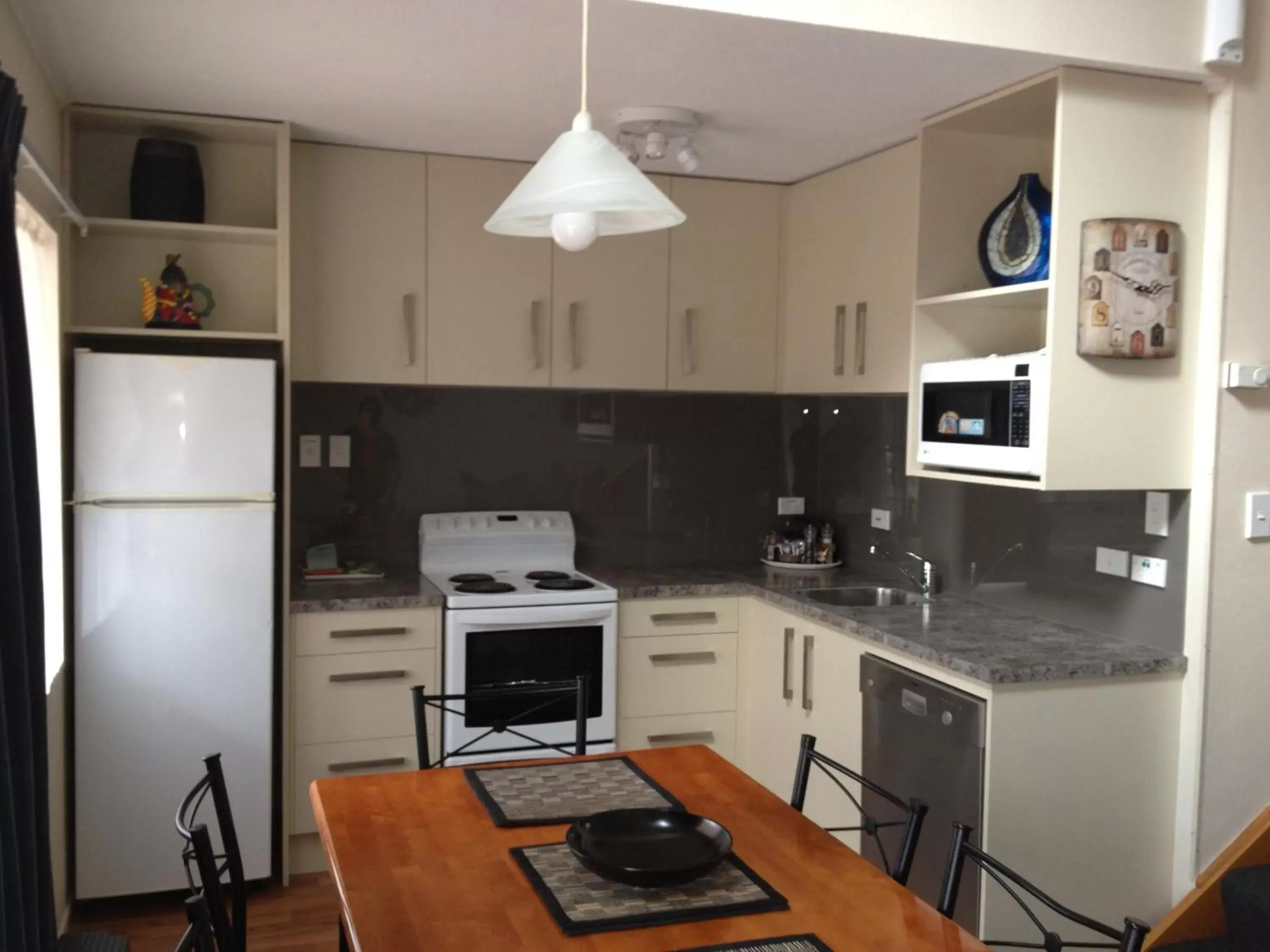 Kitchen or kitchenette, Kitchen/Kitchenette in Green Gables Motel