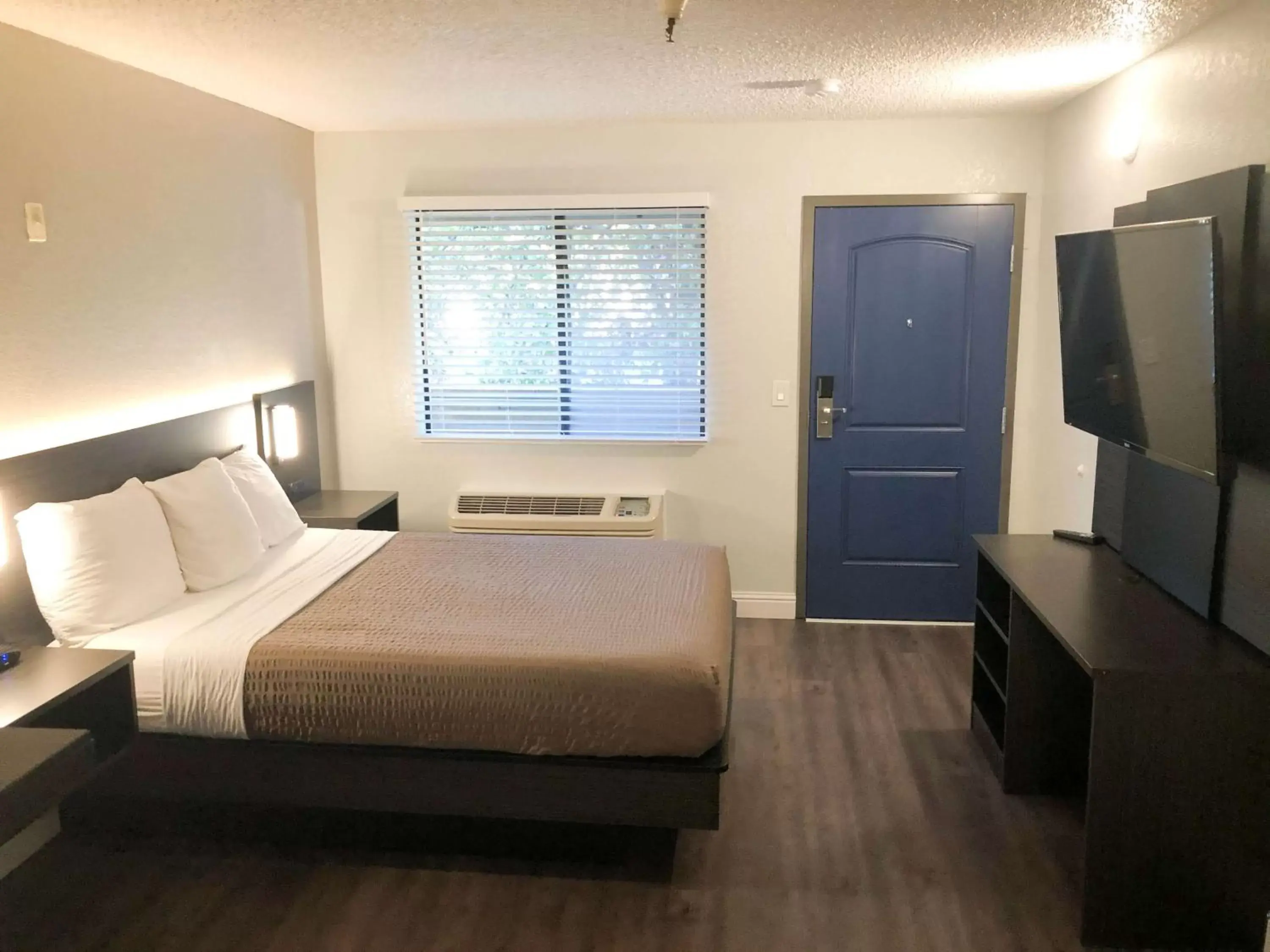 Photo of the whole room, Bed in Motel 6 Sacramento, CA - Natomas