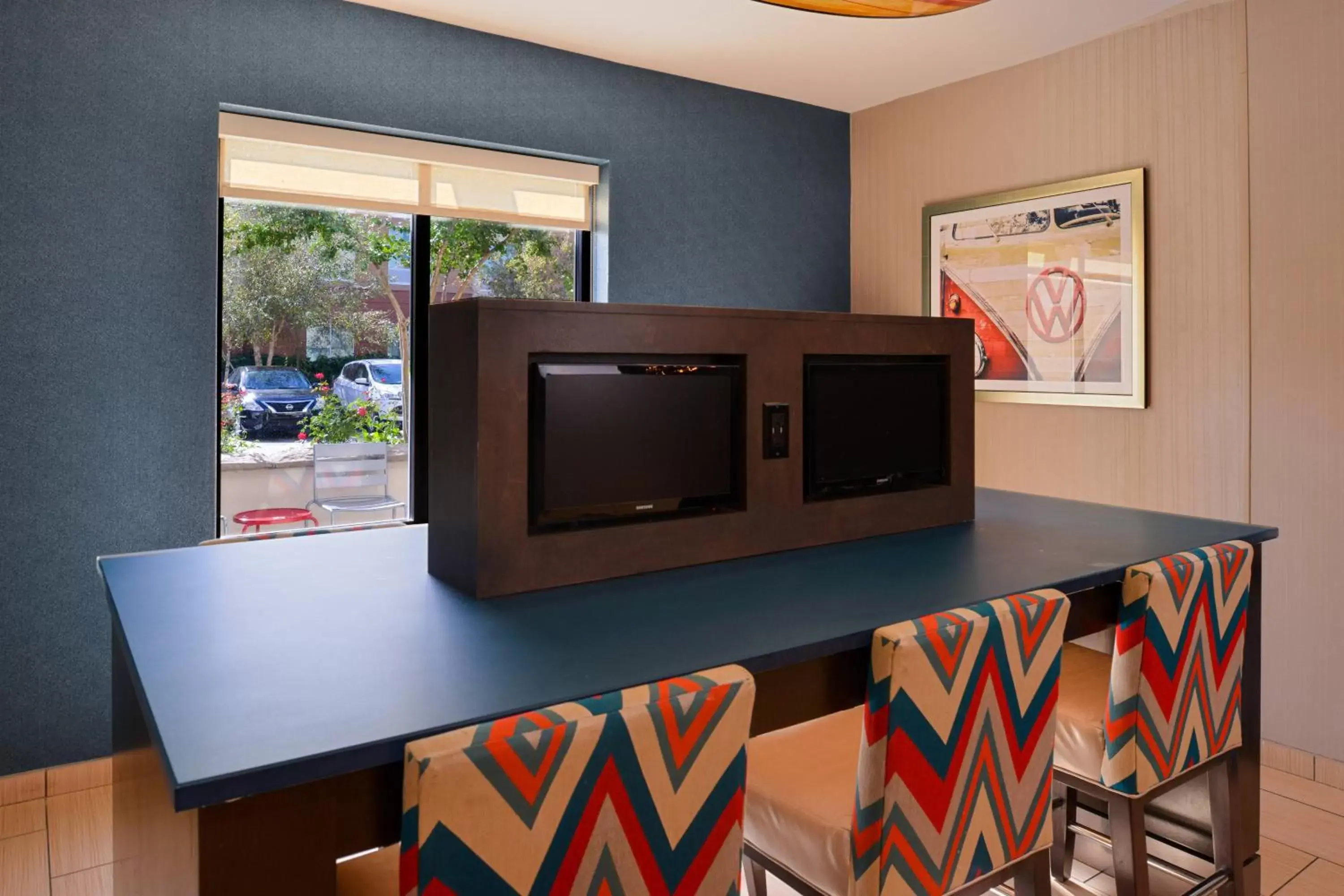 Breakfast, TV/Entertainment Center in TownePlace Suites Wilmington Wrightsville Beach