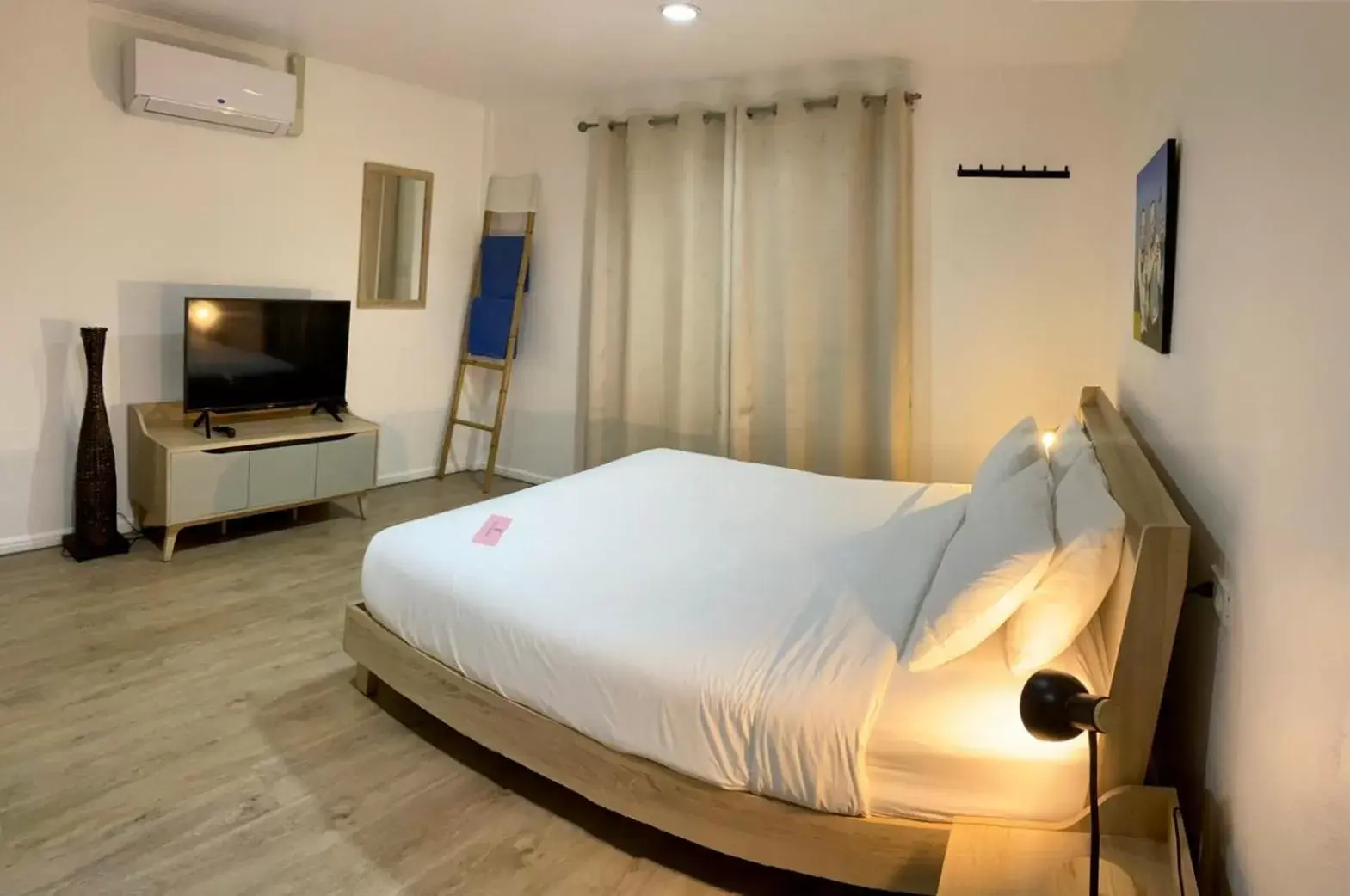 Bedroom, Bed in Dolphin Bay Beach Resort