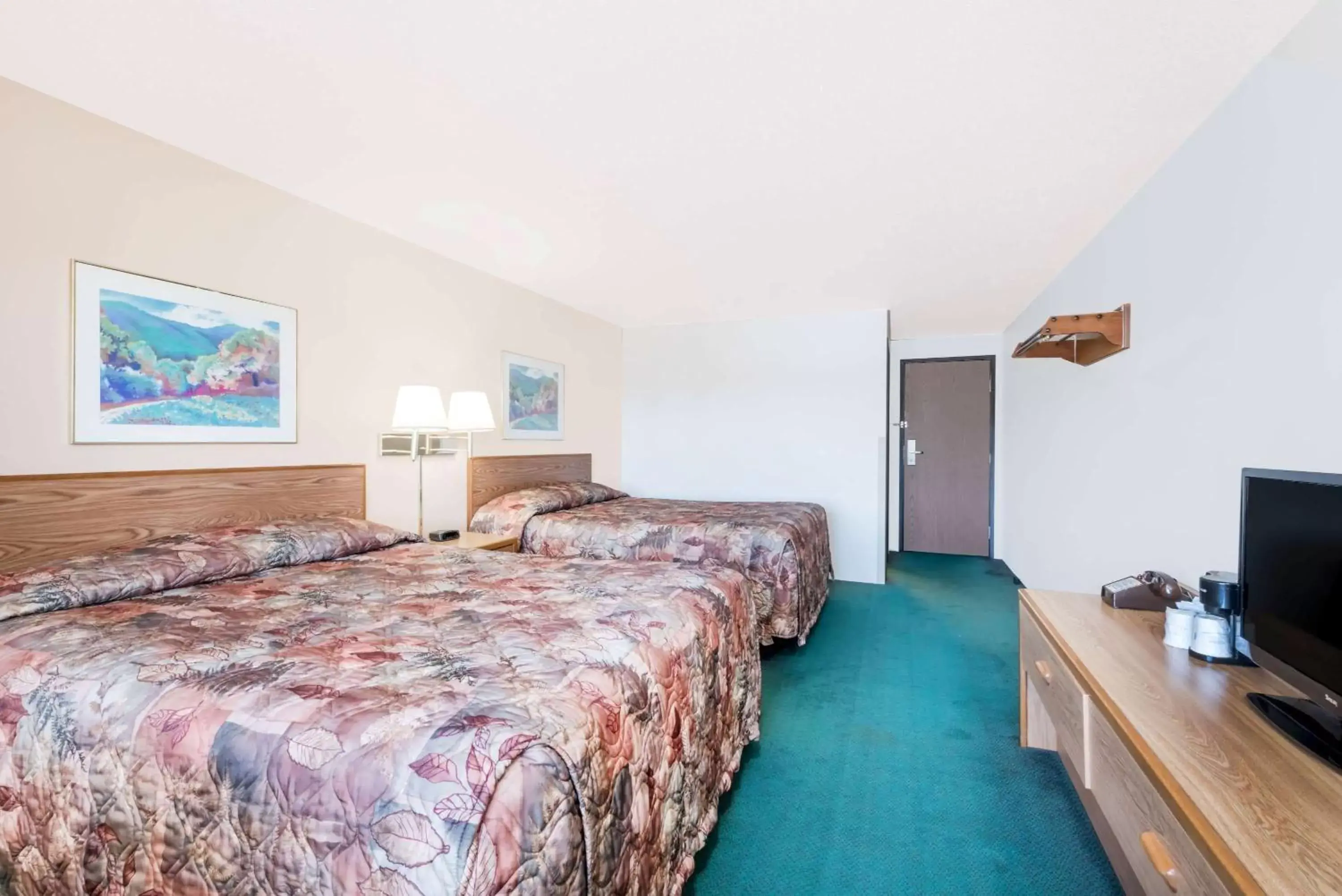 Photo of the whole room, Bed in Super 8 by Wyndham Belle Fourche SD Photo of the whole room, Bed in Super 8 by Wyndham Belle Fourche SD