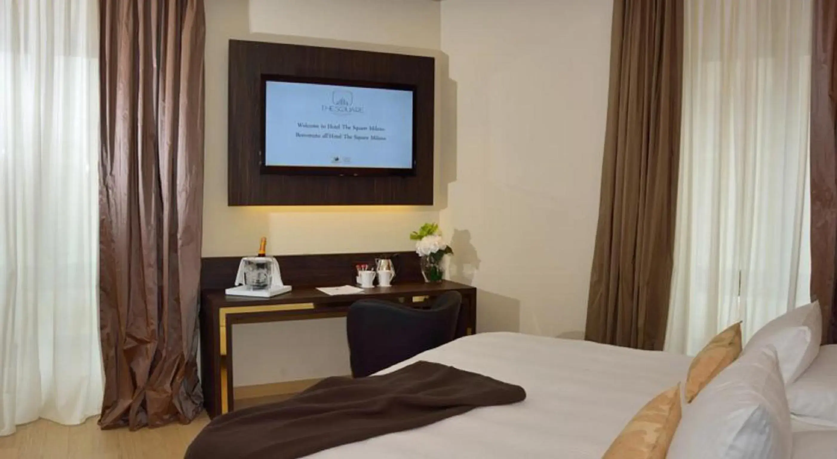 TV and multimedia, Bed in Hotel Garibaldi