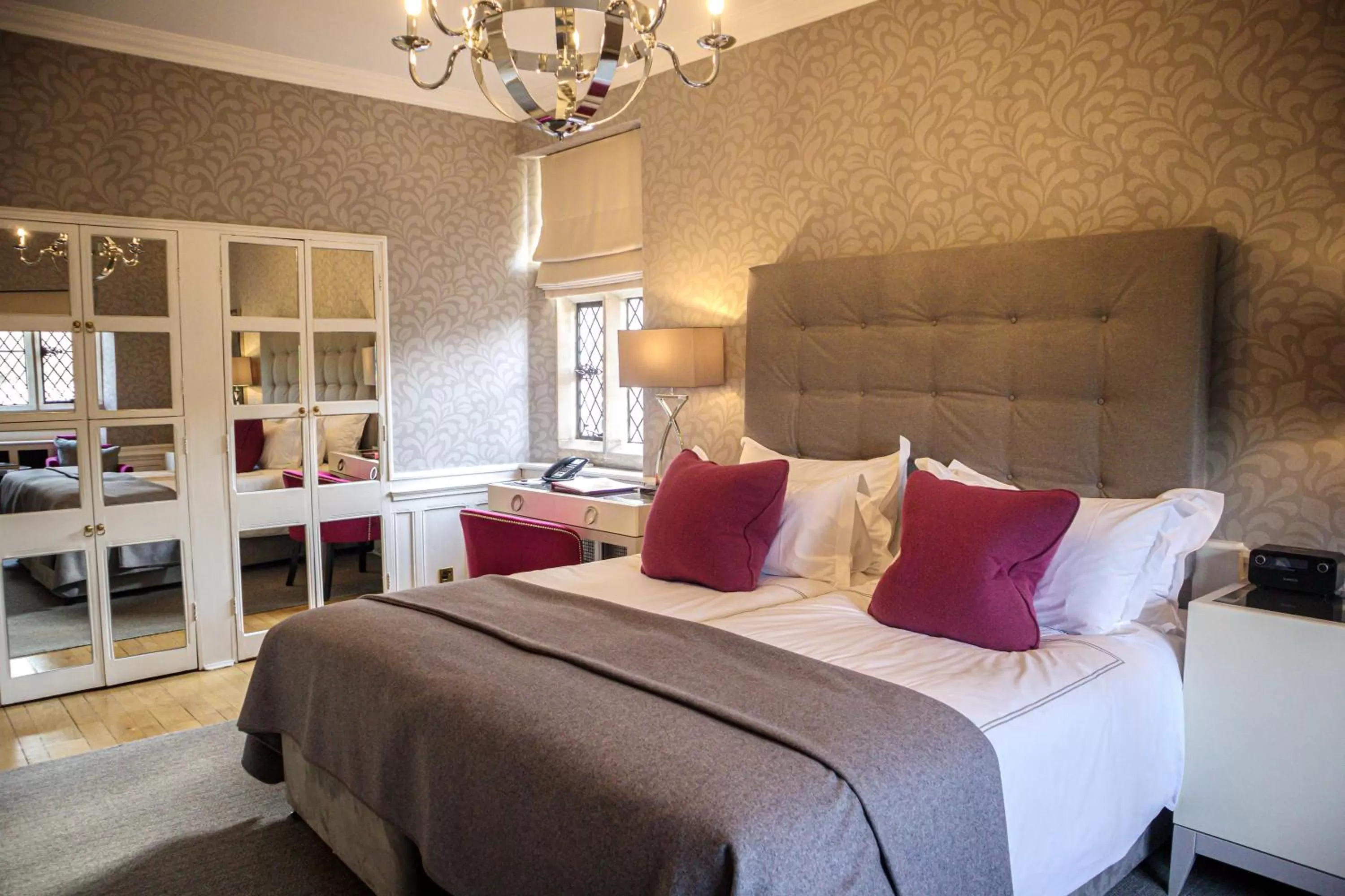 Bed in Great Fosters - Near Windsor