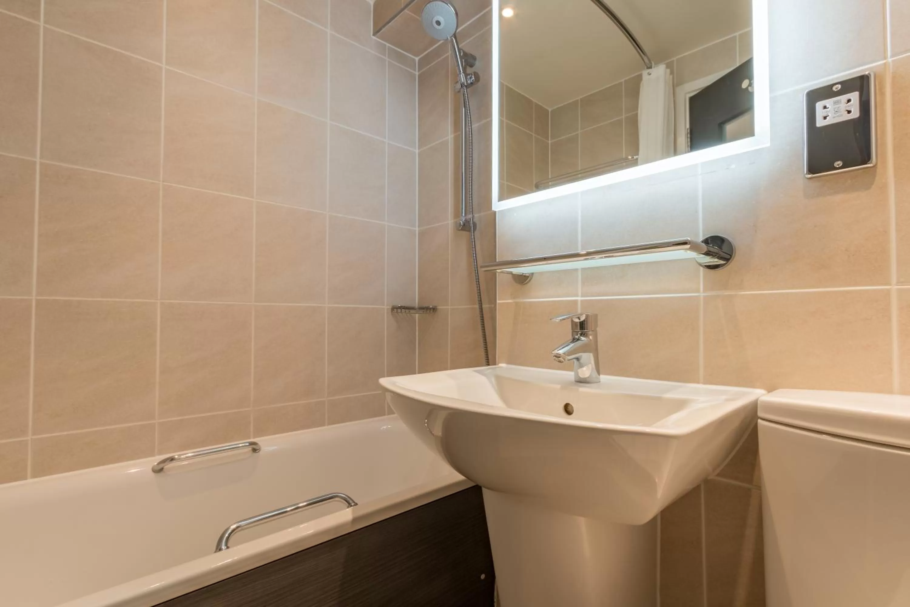 Shower in Thistle Express London Luton