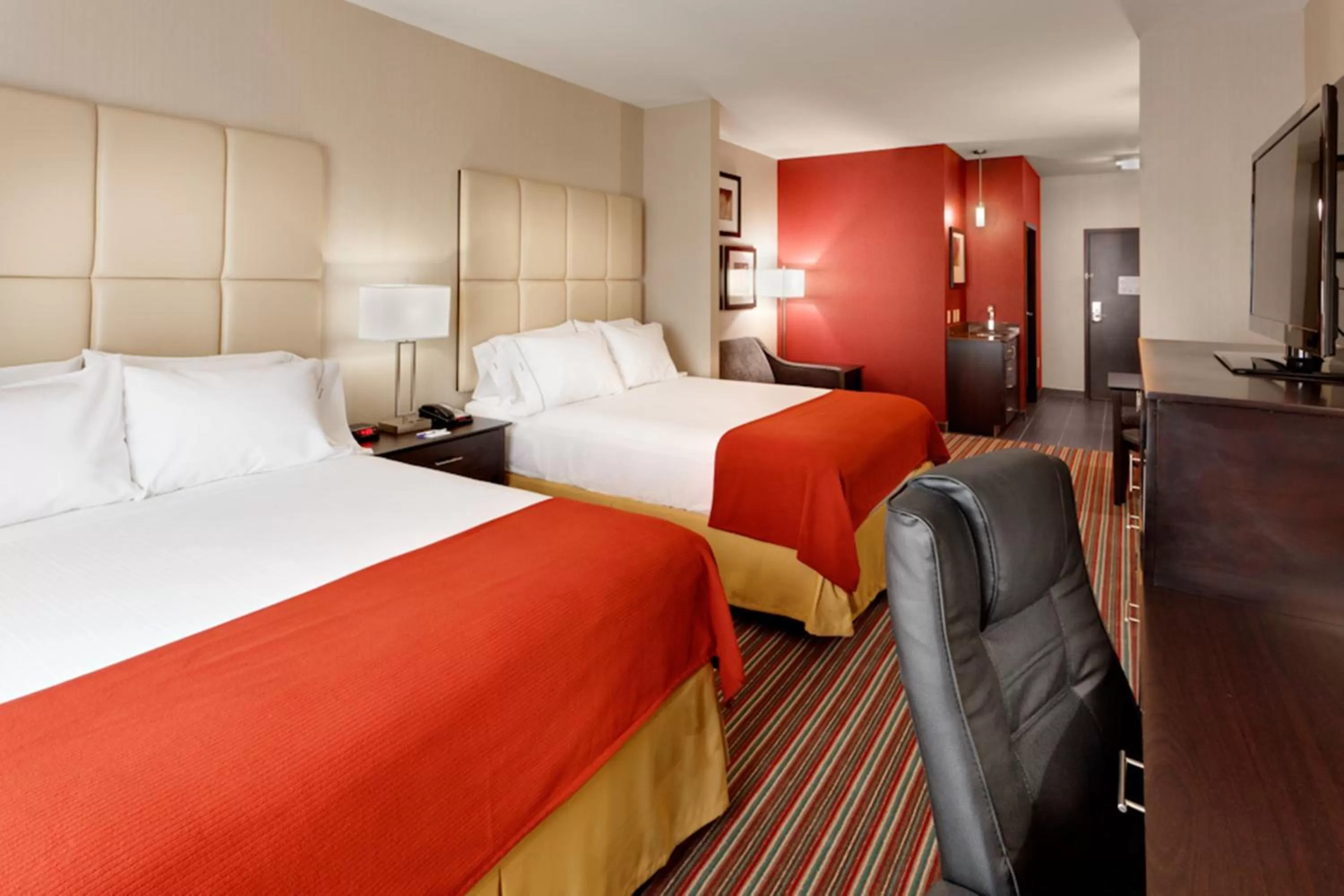 Photo of the whole room, Bed in Holiday Inn Express & Suites Northeast by IHG
