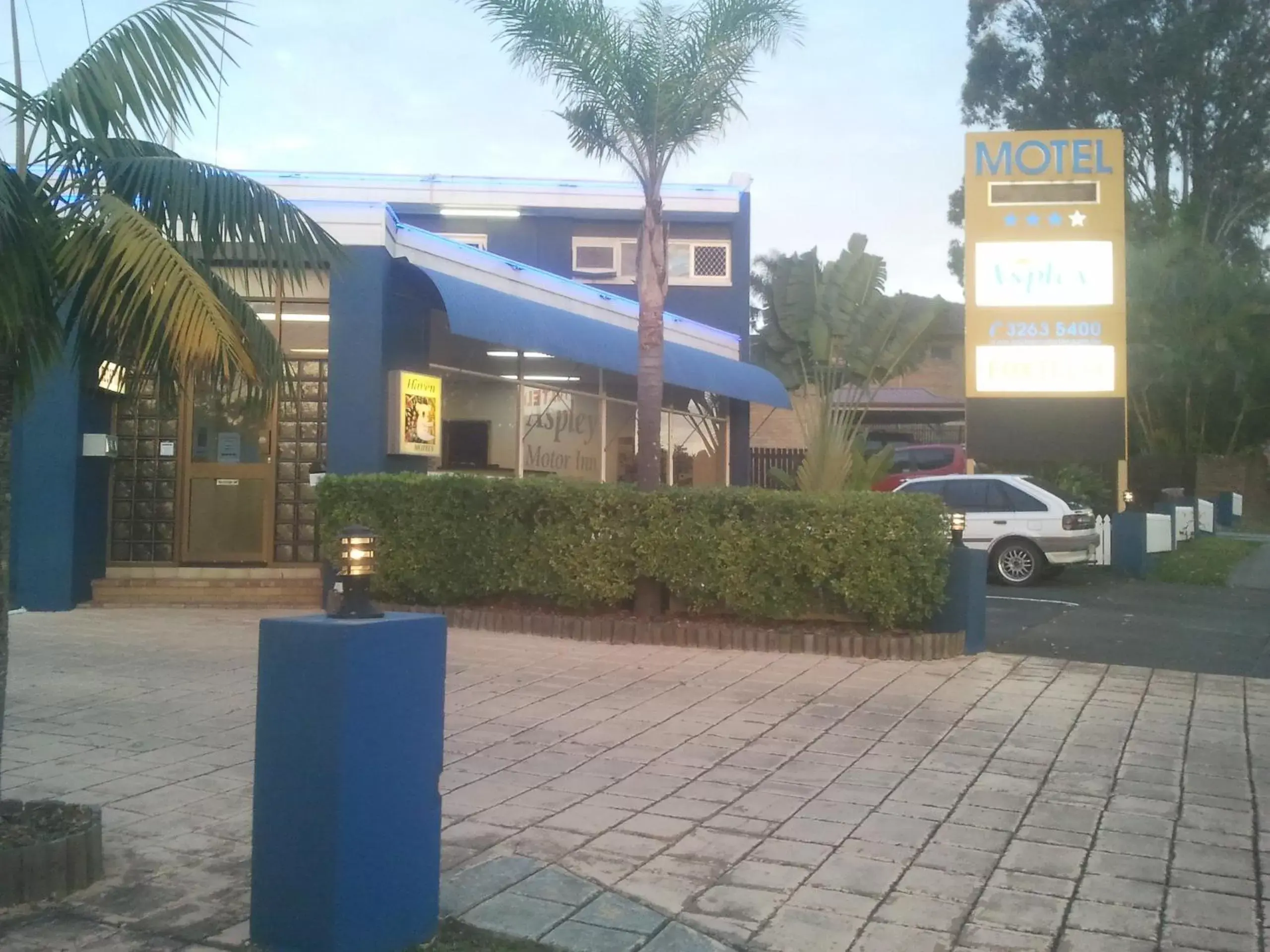 Facade/entrance, Property Building in Aspley Motor Inn