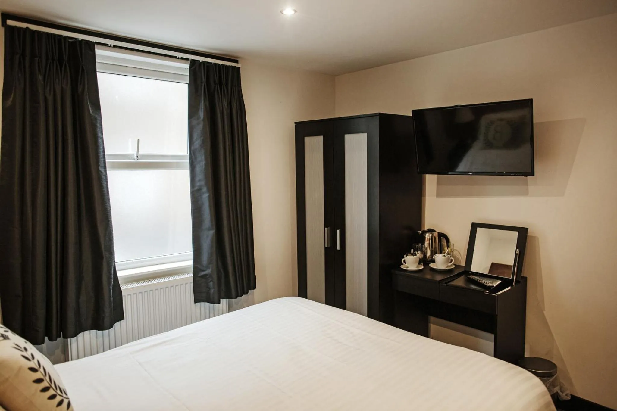 TV and multimedia, Bed in Peaky Blinders Accommodation & Bar