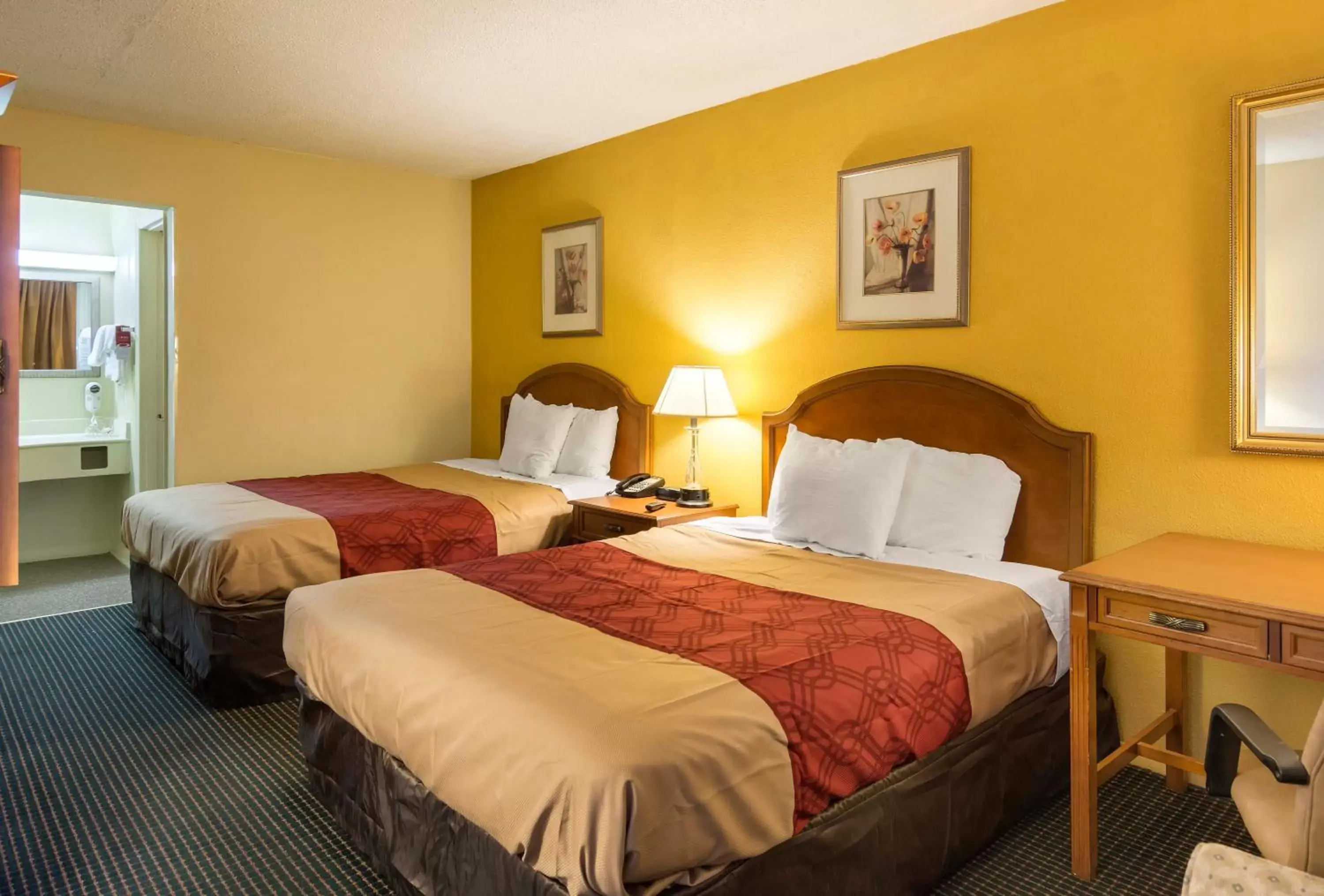 Queen Room with Two Queen Beds - Non-Smoking in Econo Lodge Petersburg
