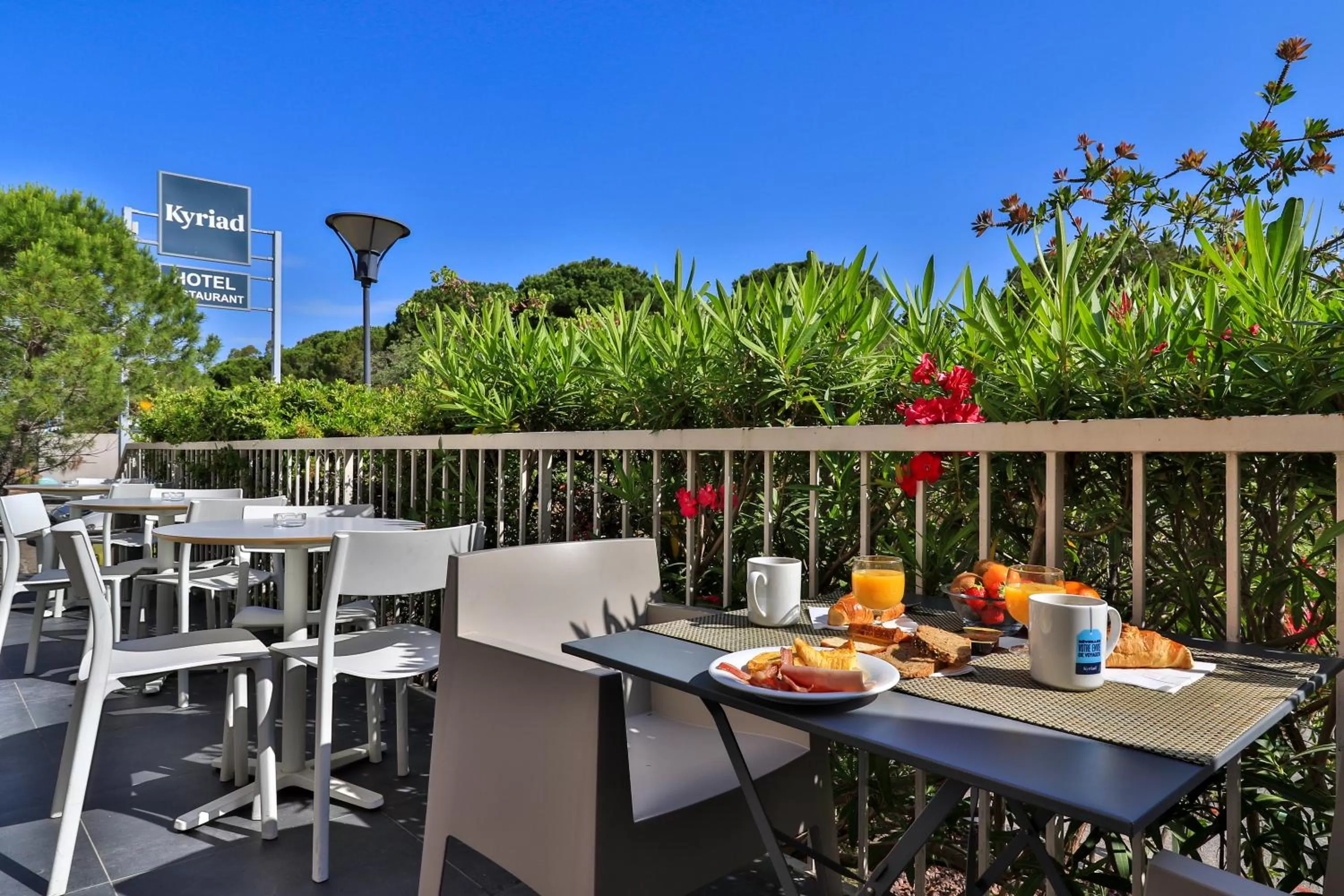 Patio in Hôtel restaurant Kyriad Fréjus