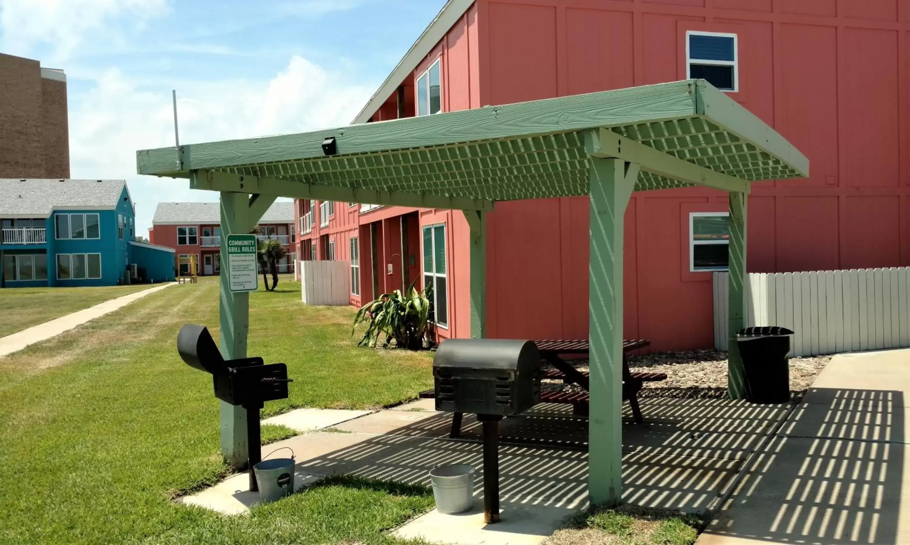 BBQ facilities in Executive Keys Condominiums on the Beach BBQ facilities in Executive Keys Condominiums on the Beach
