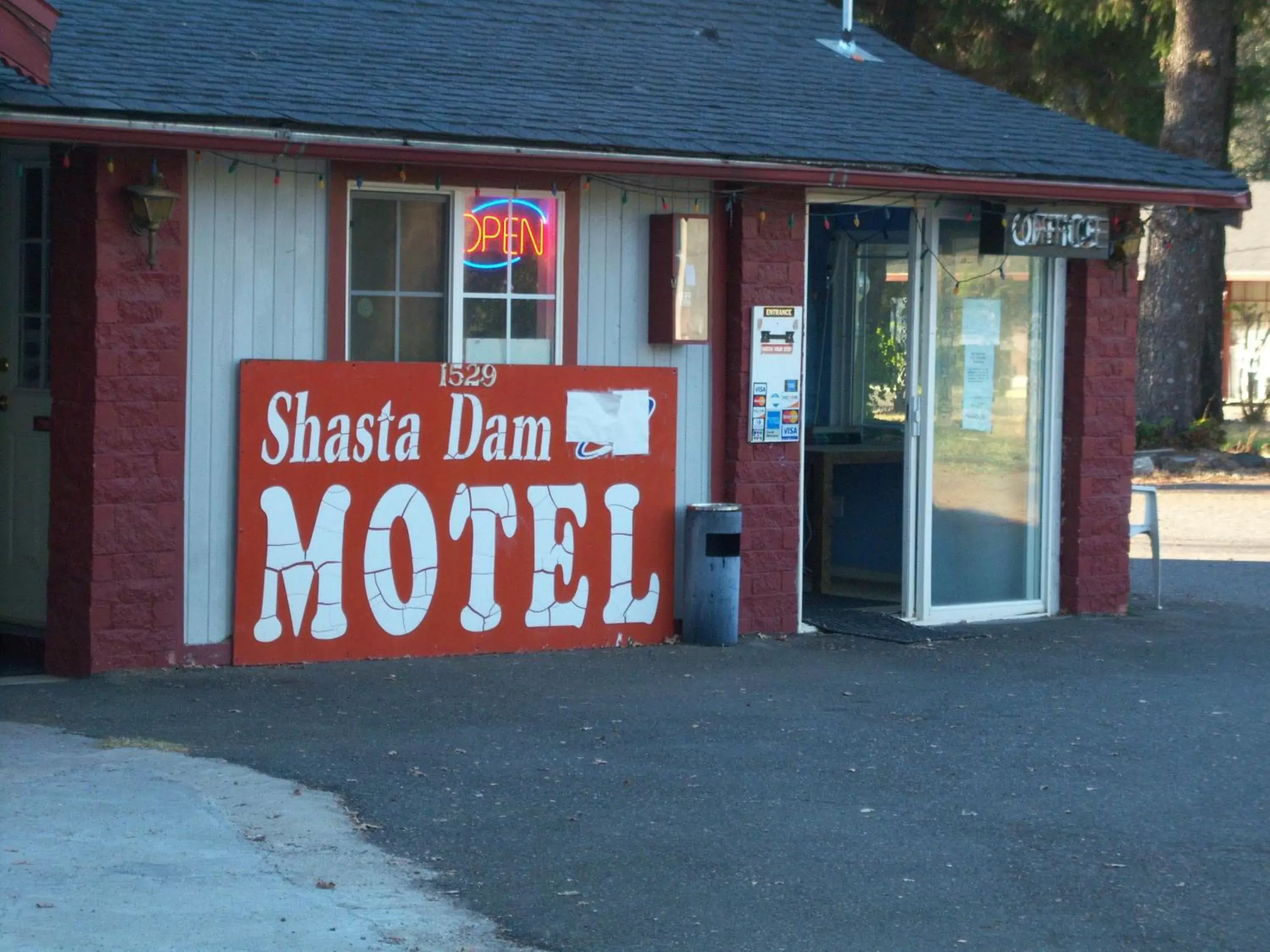 Facade/entrance in Shasta Dam Motel
