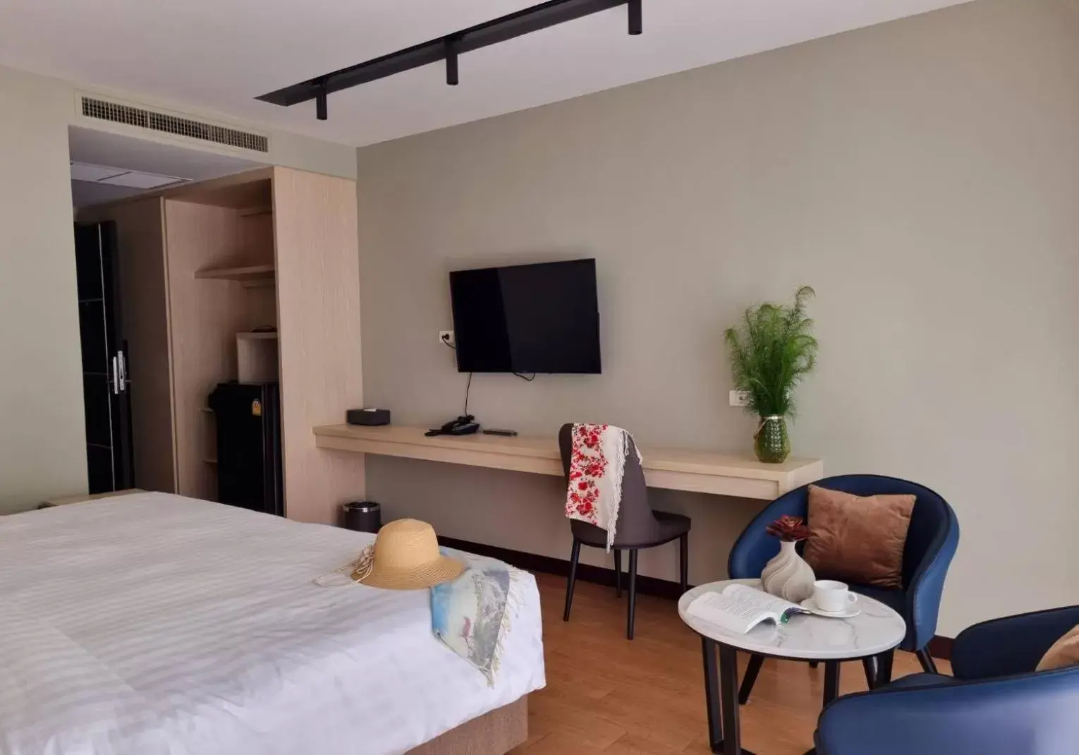 Bedroom, TV/Entertainment Center in Lewit Hotel Pattaya, a member of Radisson Individuals