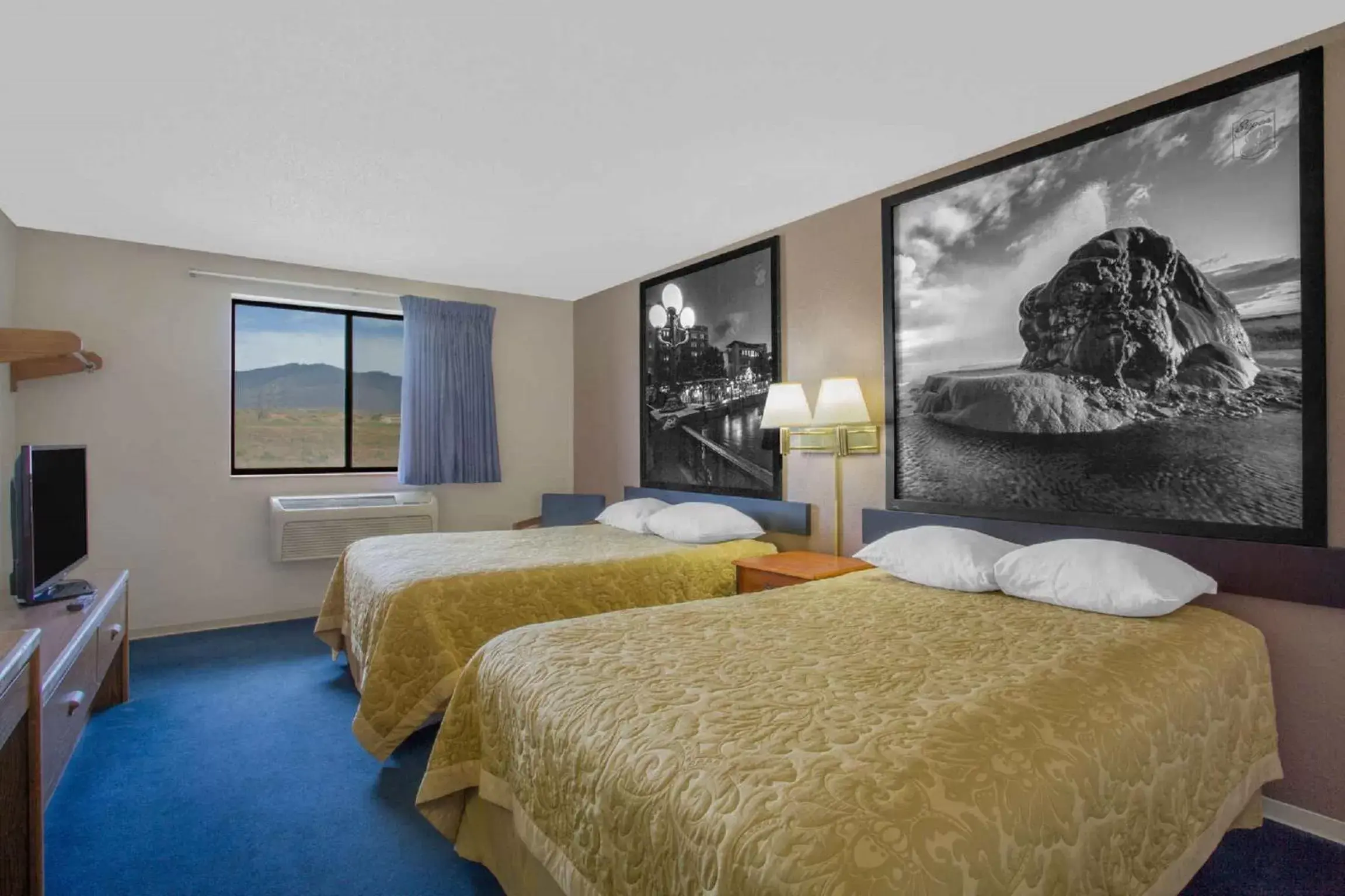 Photo of the whole room, Bed in Super 8 by Wyndham Winnemucca NV