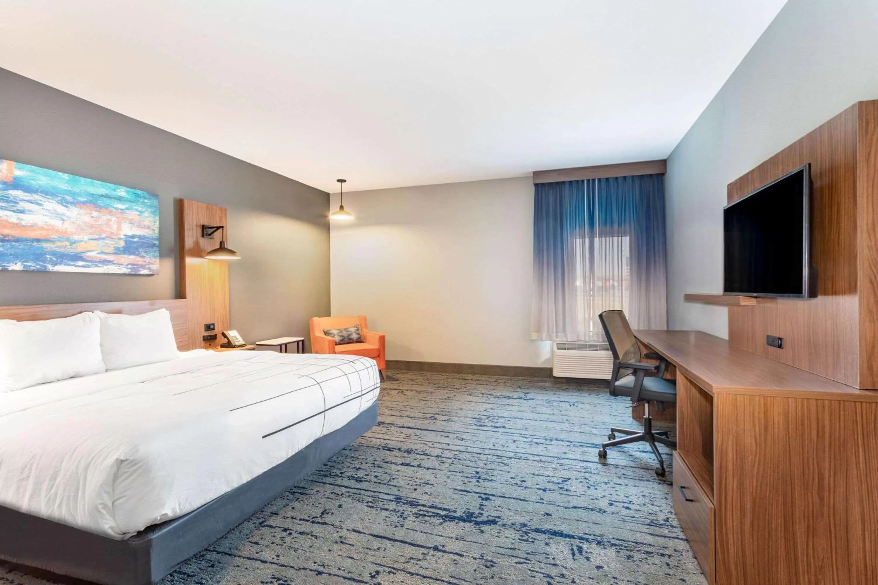 Photo of the whole room, Bed in La Quinta Inn & Suites Limon by Wyndham