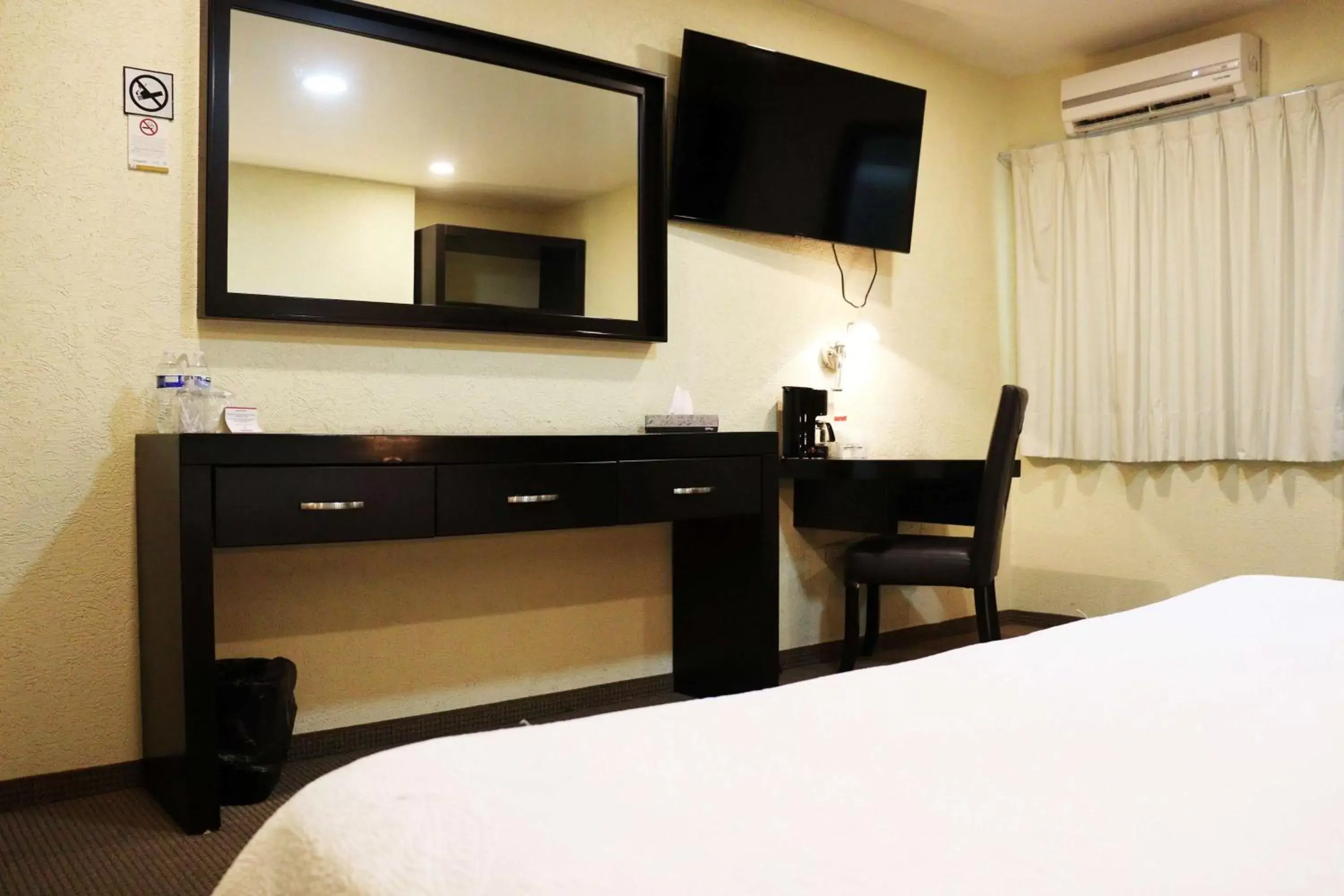 Bed, TV/Entertainment Center in Wyndham Garden Aguascalientes Hotel & Casino